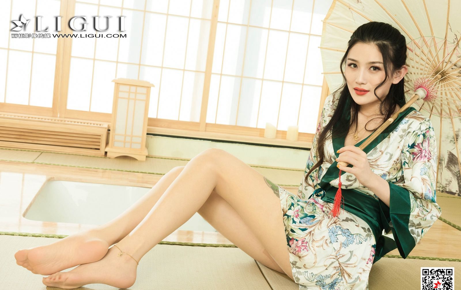 Sexy dressed beautiful women in flesh-colored silk stockings, high heels, beautiful legs, sexy high-definition jade feet temptation
