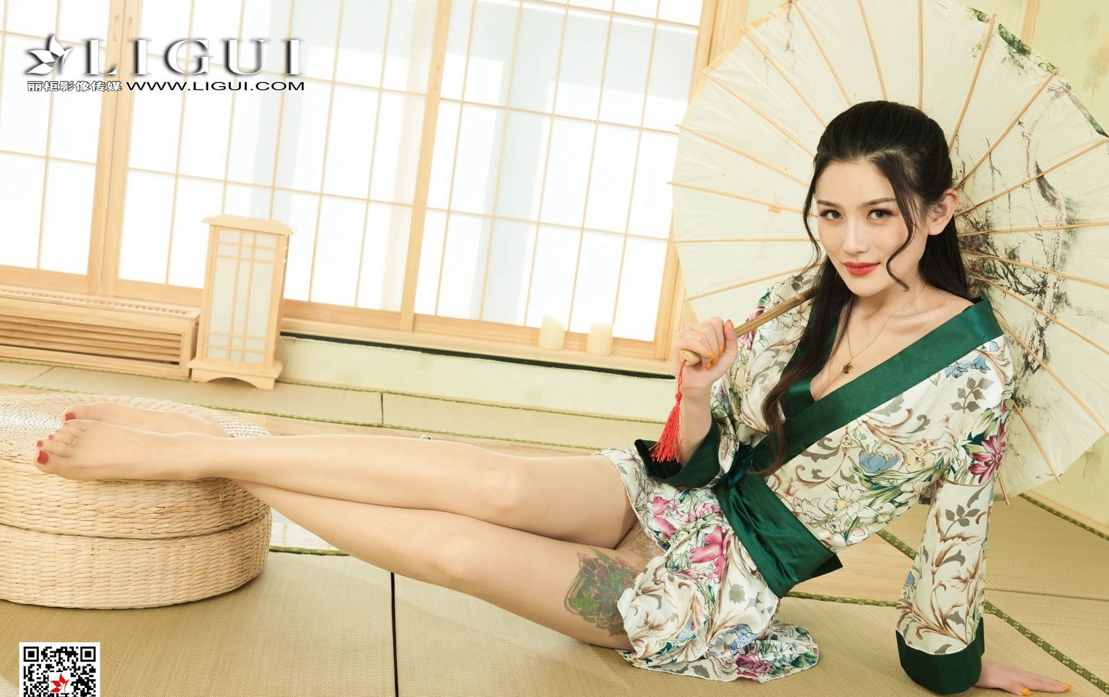 เซ็กซี่และสวมชุดกิโมโน สาวสวยในถุงน่องสีเนื้อ รองเท้าส้นสูง ขาสวย เซ็กซี่ภาพคมชัดสูง เท้าสวยยั่วเย้า