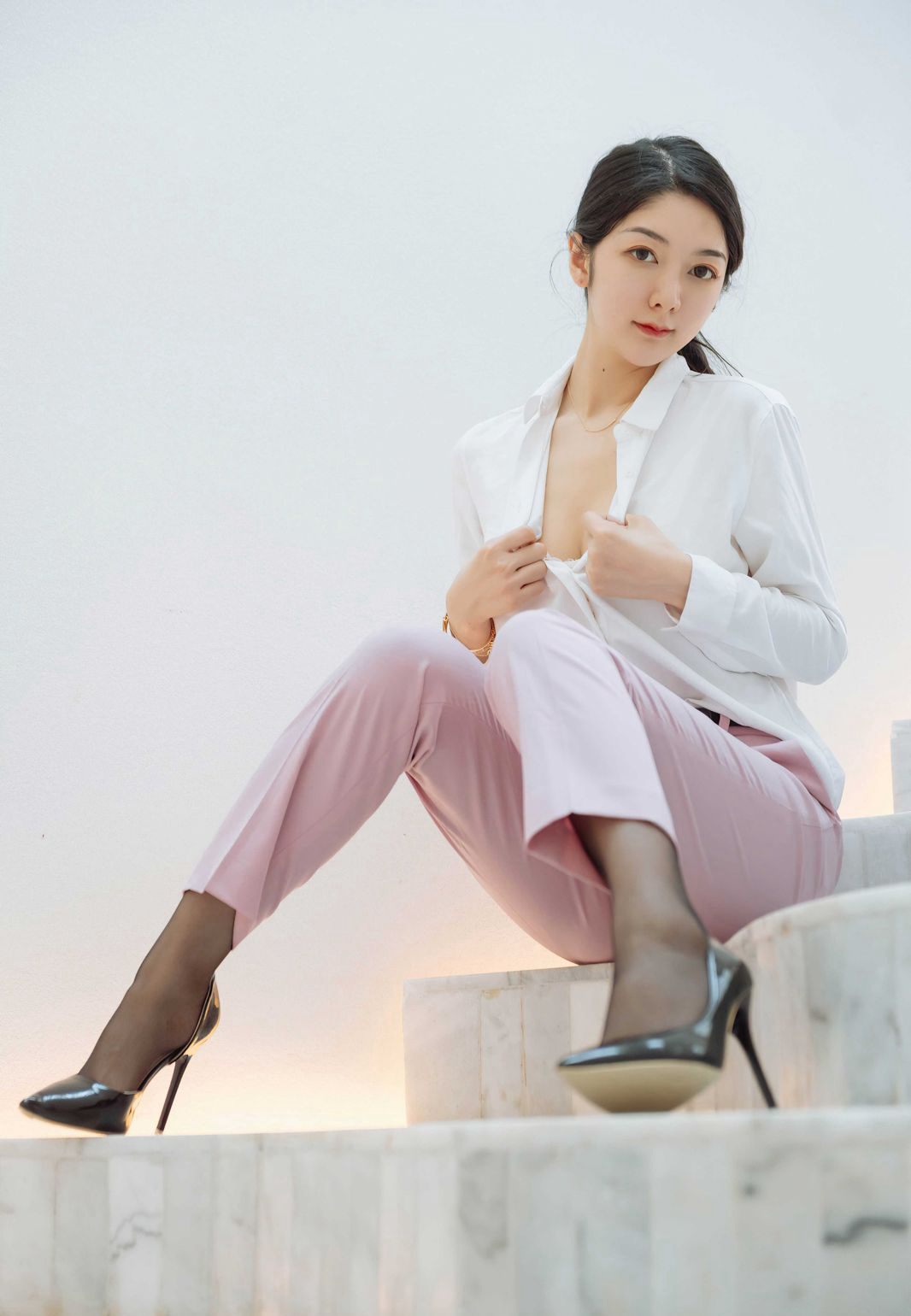 ショウレバの制服誘惑、黒ストッキング、無内、極品丁字パンツ、美尻、人体
