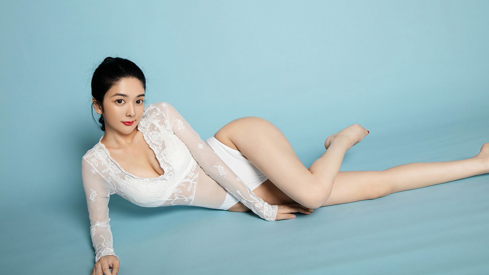 小熱巴性感大翹臀裸胸美女臀控福利臀控後交
