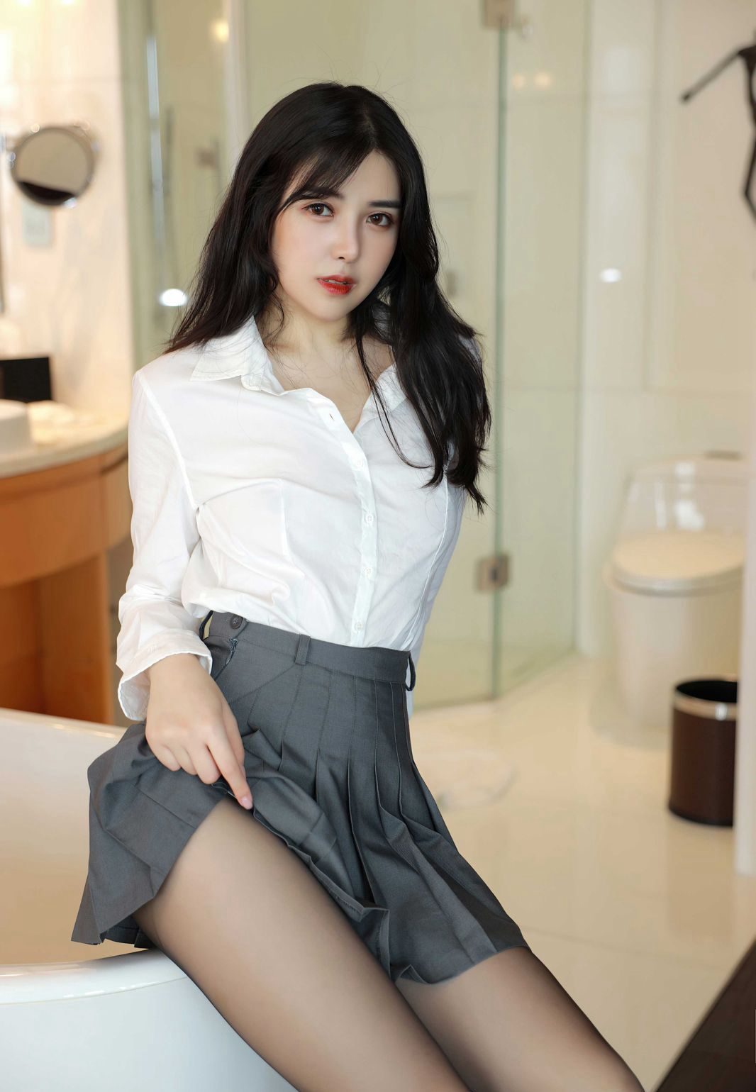 Hàn Tĩnh An gợi cảm với váy ngắn JK, tất đen, chân đẹp, giày cao gót, cực kỳ quyến rũ, ngẩng mông.