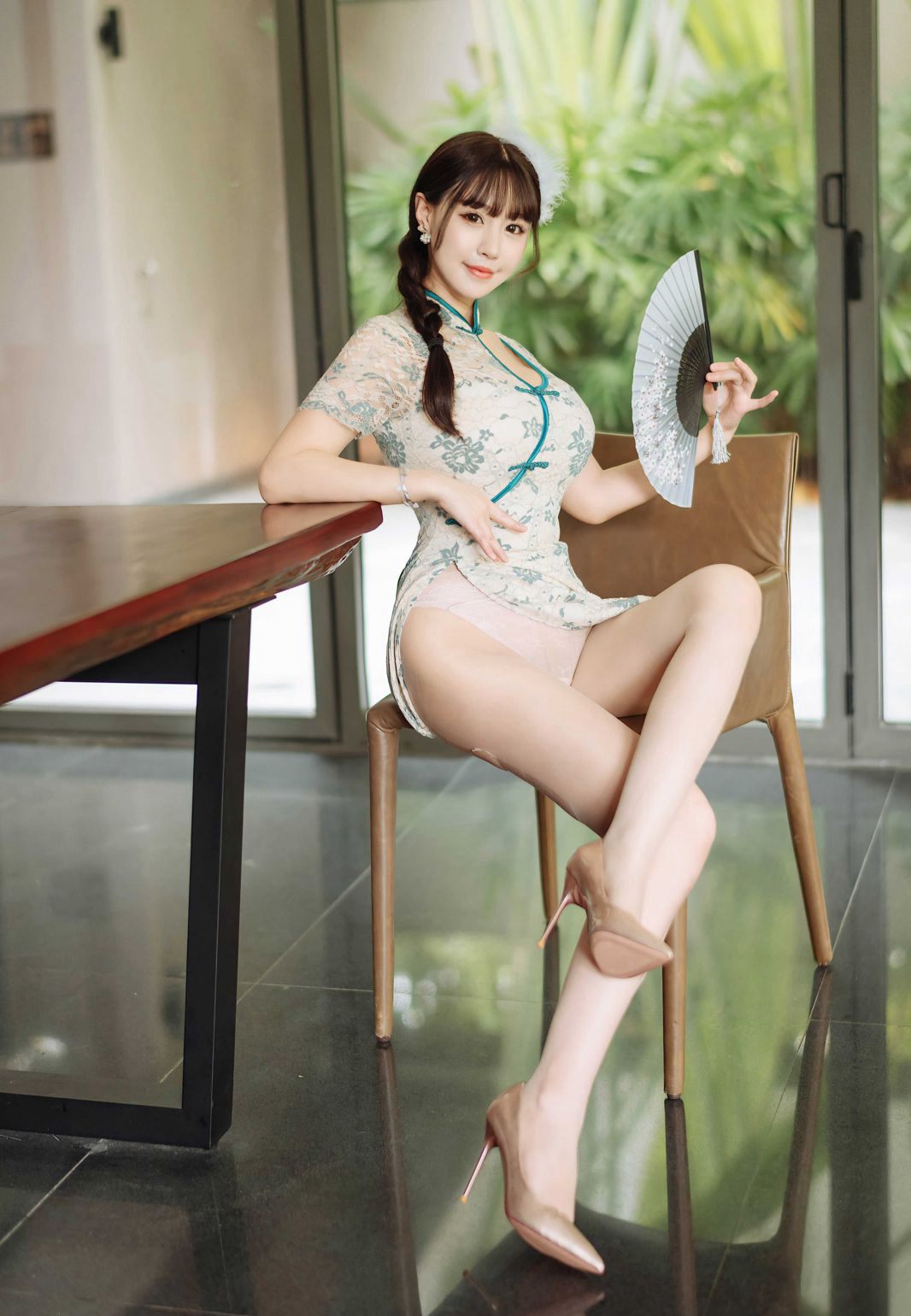 Zhu Ke'er qipao beauty with full figure, beautiful legs, sexy bare chest, top-quality breasts.
