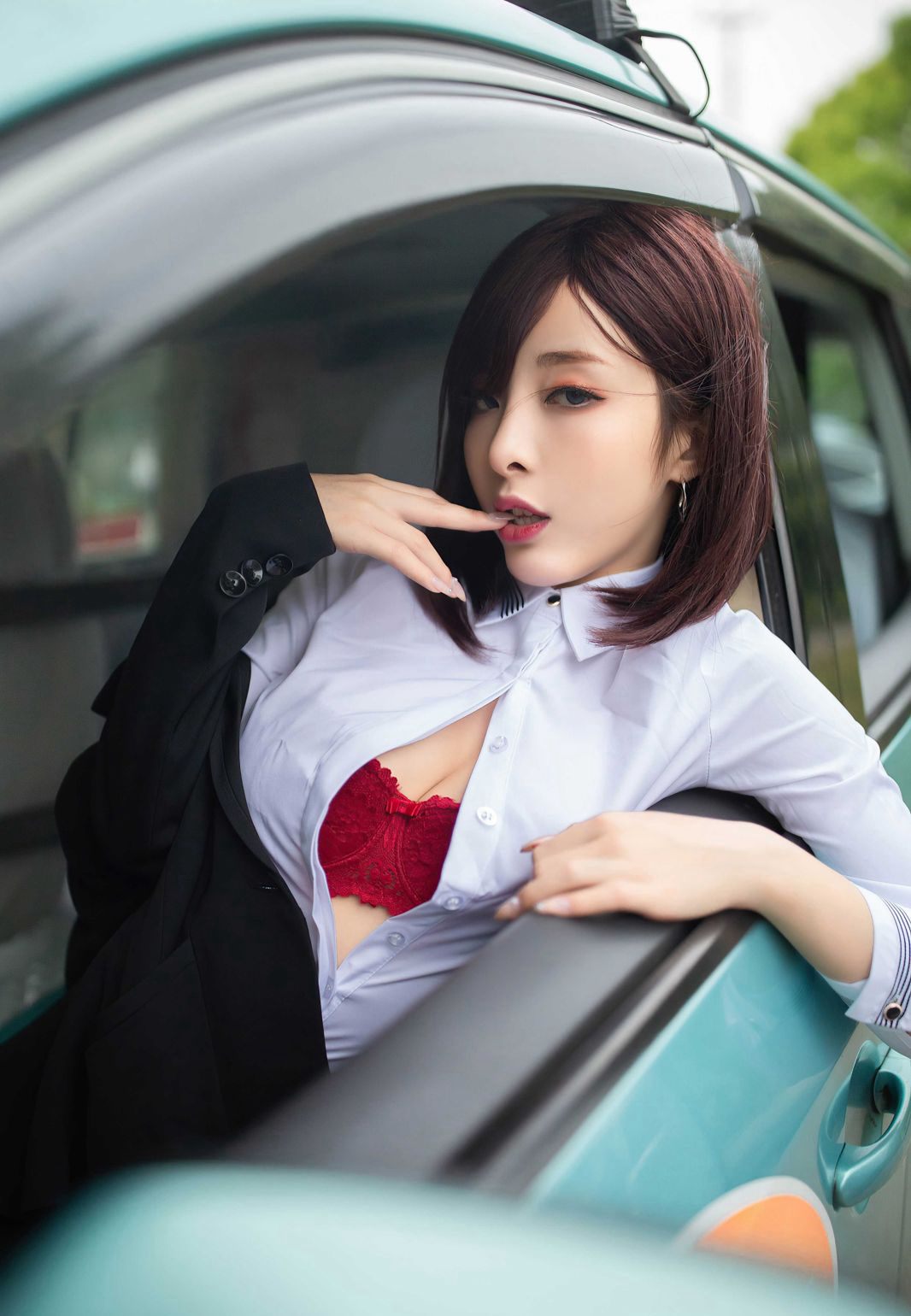 チェン・シャオミアオのセクシー制服誘惑 車内誘惑 極品翘臀 扇情的なポーズの写真