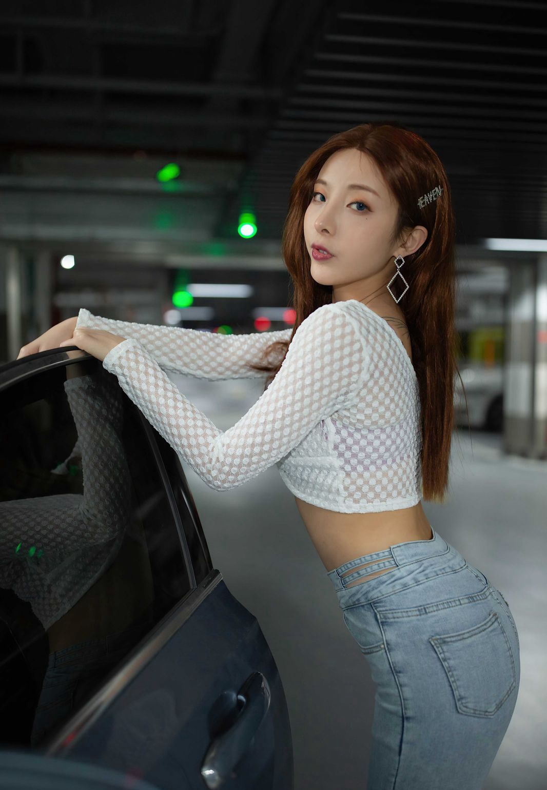 Temptation with jeans, beautiful woman Chen Xiao Miao takes off flesh-colored stockings in the car to show her sexy legs in a wild photo shoot.