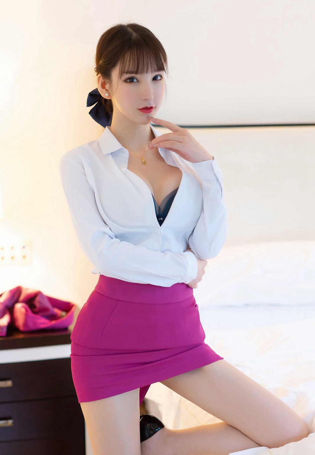 周于希2020性感祕書裝極品蕾絲內衣肉絲美腿大翹臀