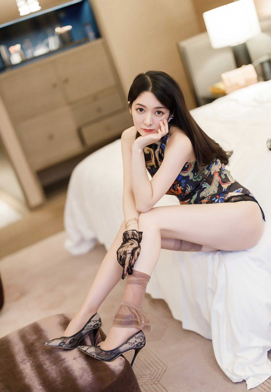 Angela シャオ・レバ が 高級ホテルで 肉色ストッキングを脱いで 白くて柔らかく美しい脚を露わにする