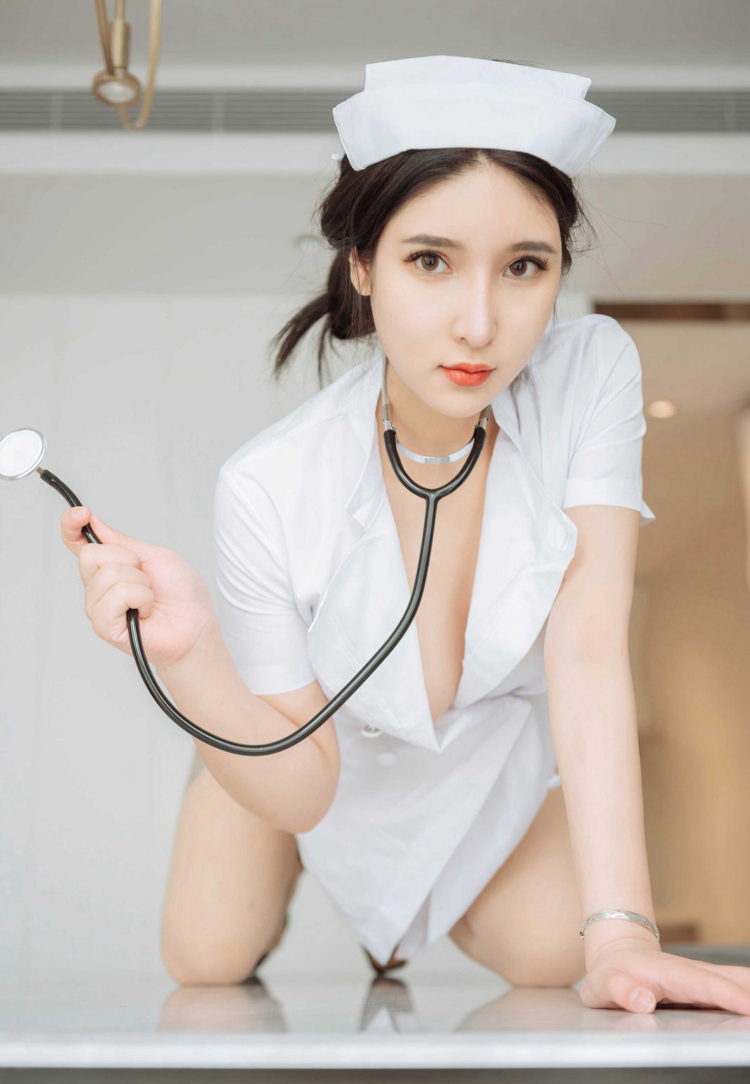 セクシー誘惑のナース美女 シュウシュウ妹の極致誘惑 超美大尻の肉色ストッキング写真