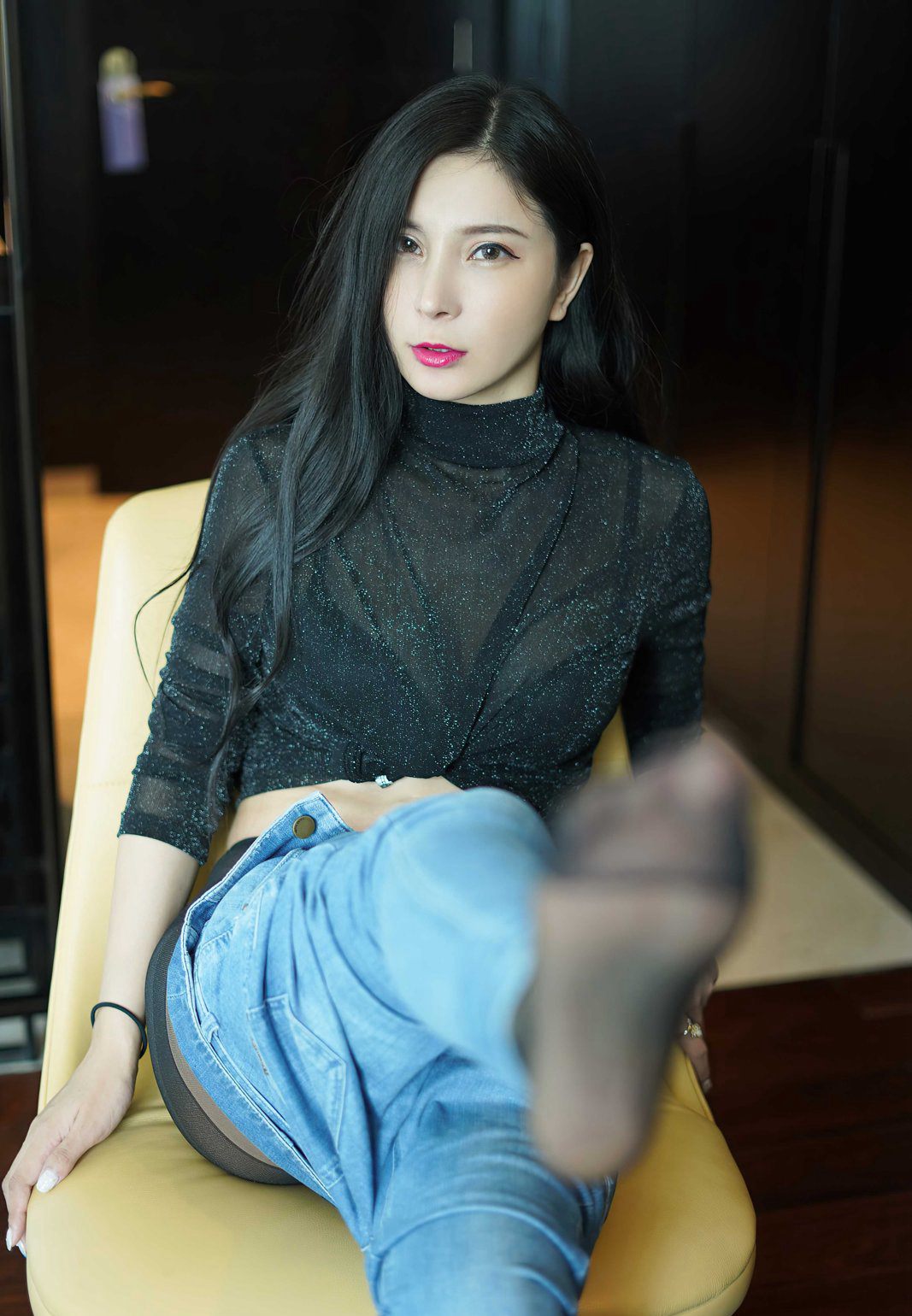 小蠻妖Yummy誘惑翹臀緊身牛仔褲性感黑絲丁字褲高清人體