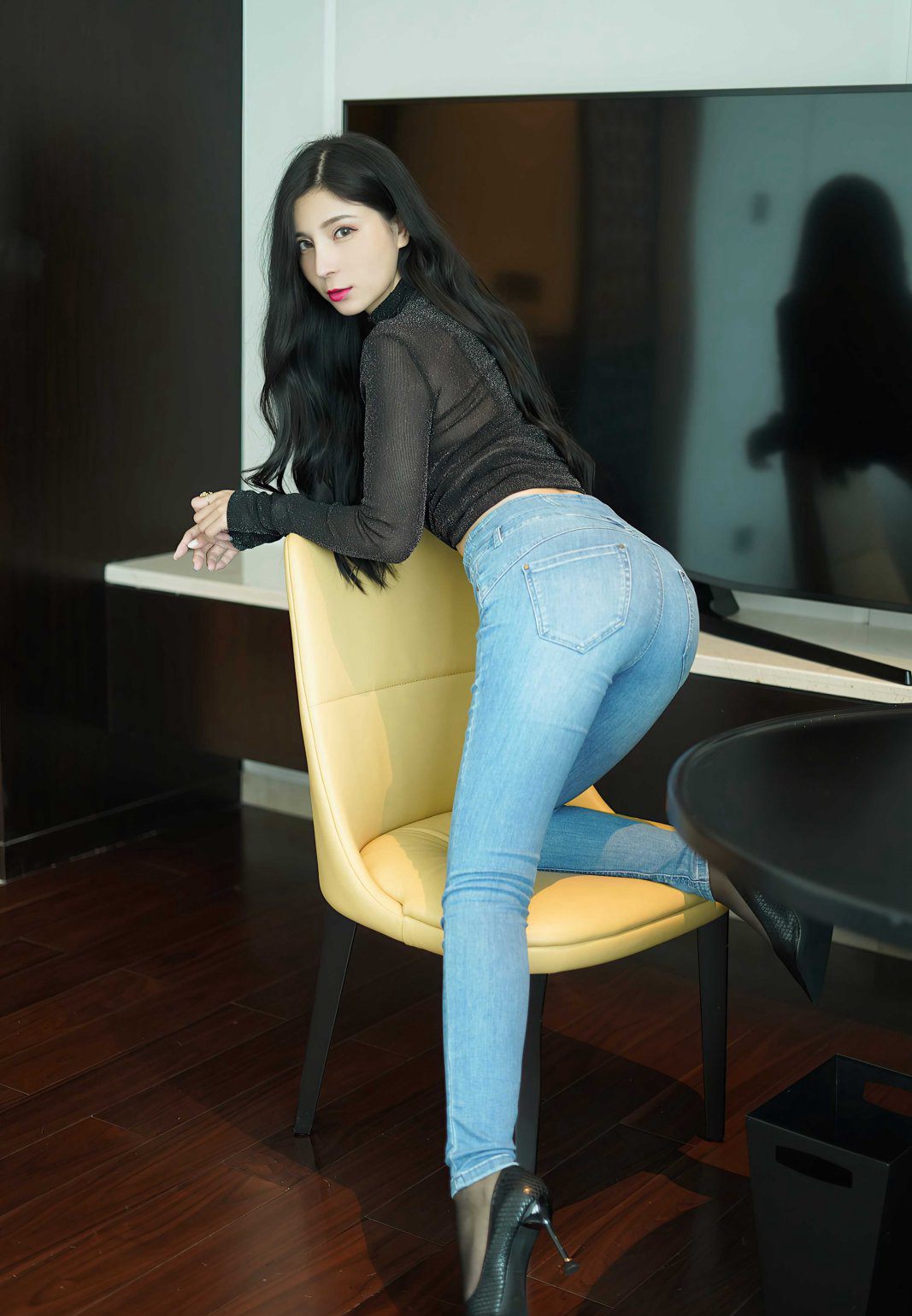 小蠻妖Yummy誘惑翹臀緊身牛仔褲性感黑絲丁字褲高清人體