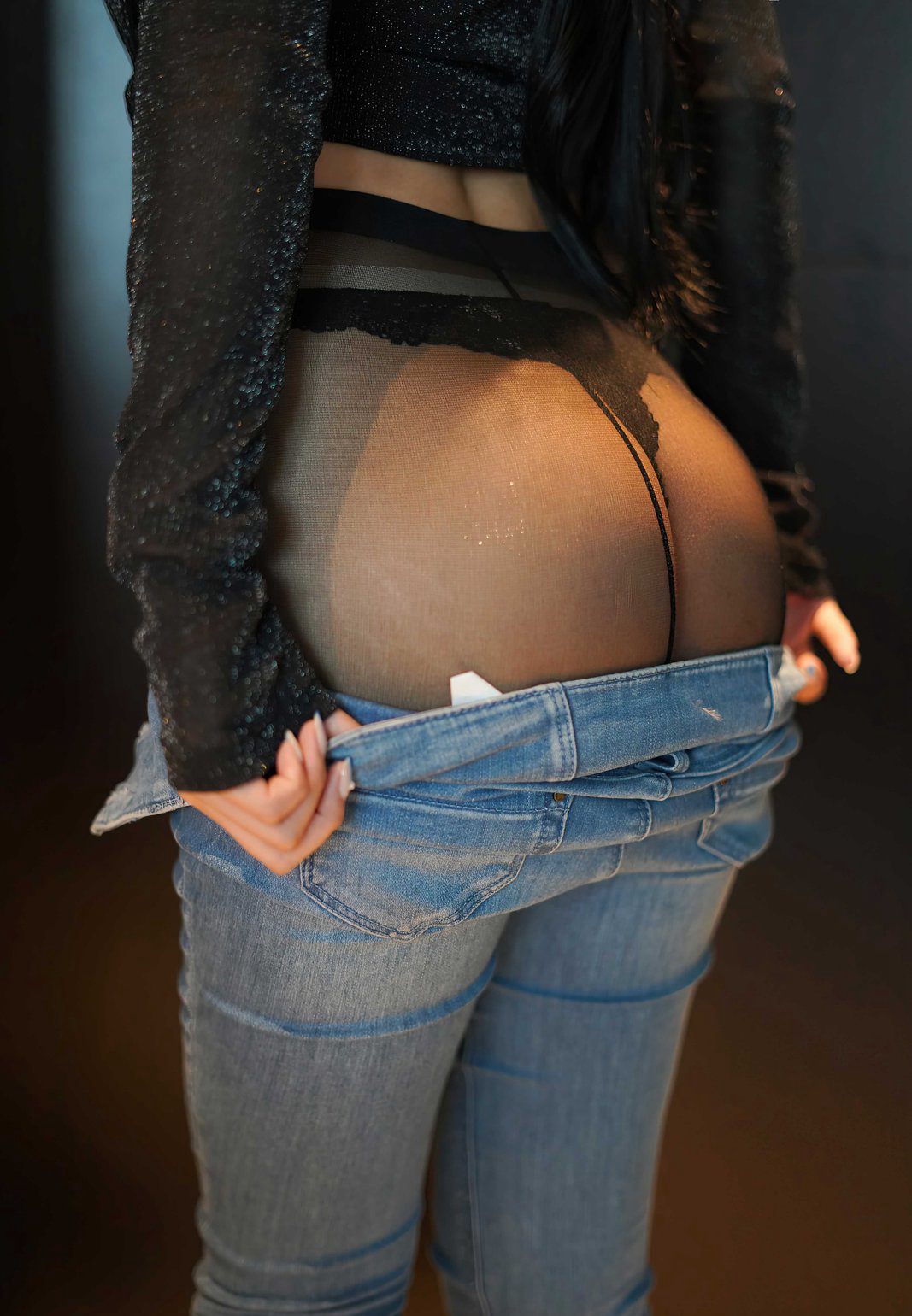 小蠻妖Yummy誘惑翹臀緊身牛仔褲性感黑絲丁字褲高清人體