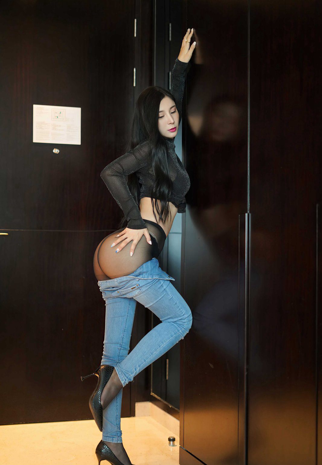 小蠻妖Yummy誘惑翹臀緊身牛仔褲性感黑絲丁字褲高清人體