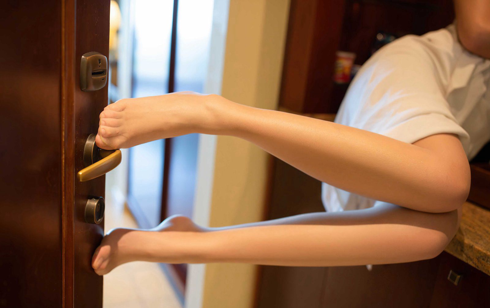 それはアジュで、超薄い肉絲、無内、風流な美しい若い妻が誘惑的な表情で、嫩白い美しい脚と玉足だ。