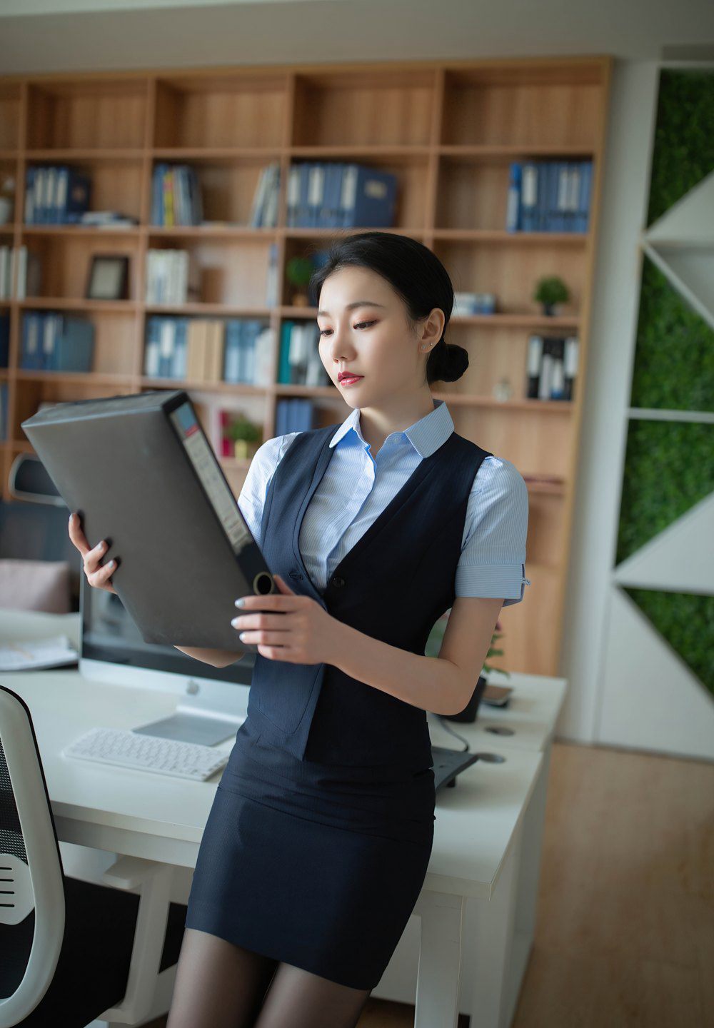 Hình ảnh HD An Ran Maleah trong đồng phục thư ký cởi tất đen, chân ngọc, vùng kín không che đậy.
