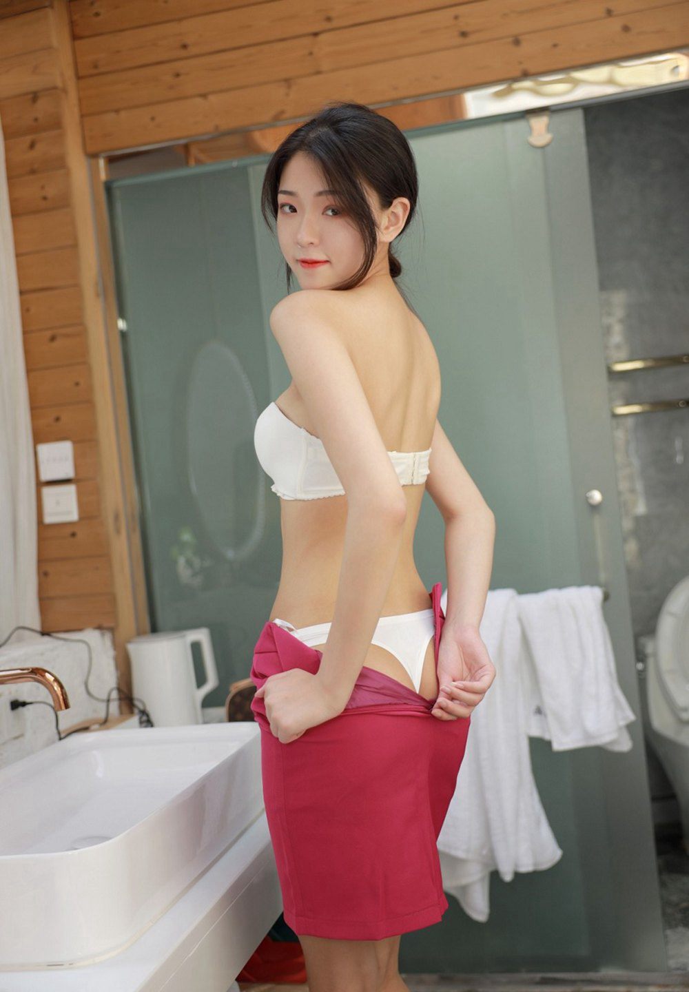 Laura Tô Vũ Đồng tiếp viên hàng không đồng phục gợi cảm quần đinh chuẩn bị tắm mỹ nữ hình ảnh độ nét cao.