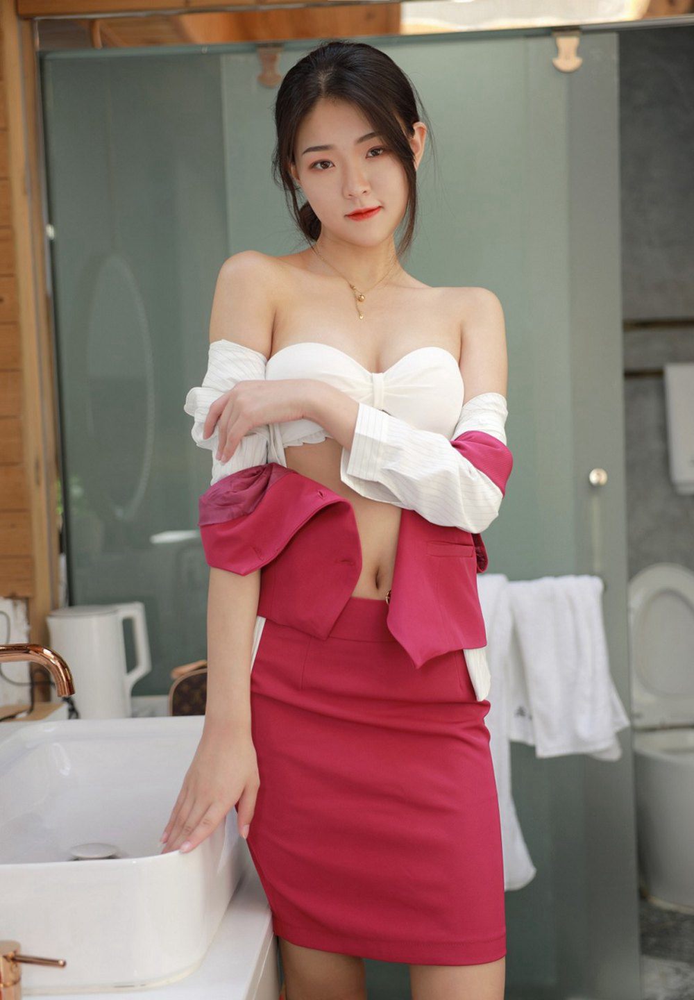 Laura Tô Vũ Đồng tiếp viên hàng không đồng phục gợi cảm quần đinh chuẩn bị tắm mỹ nữ hình ảnh độ nét cao.
