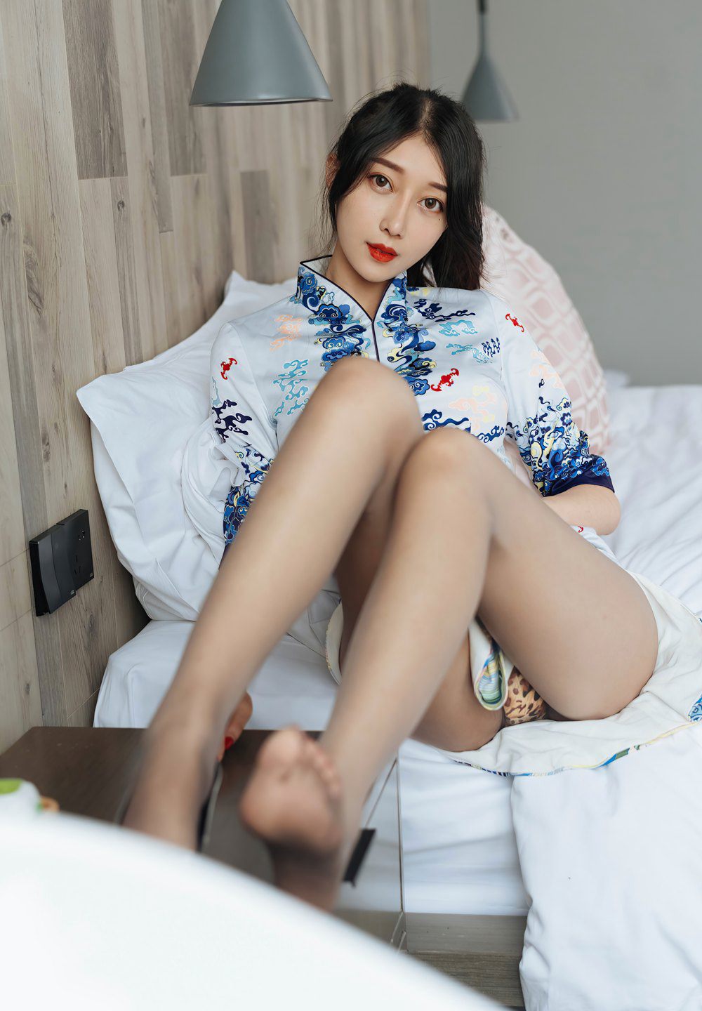 예얼 예어 초박형 회색 스타킹 풍만한 큰 아름다운 다리 고화질 옥발 하이힐 침대 위 유혹