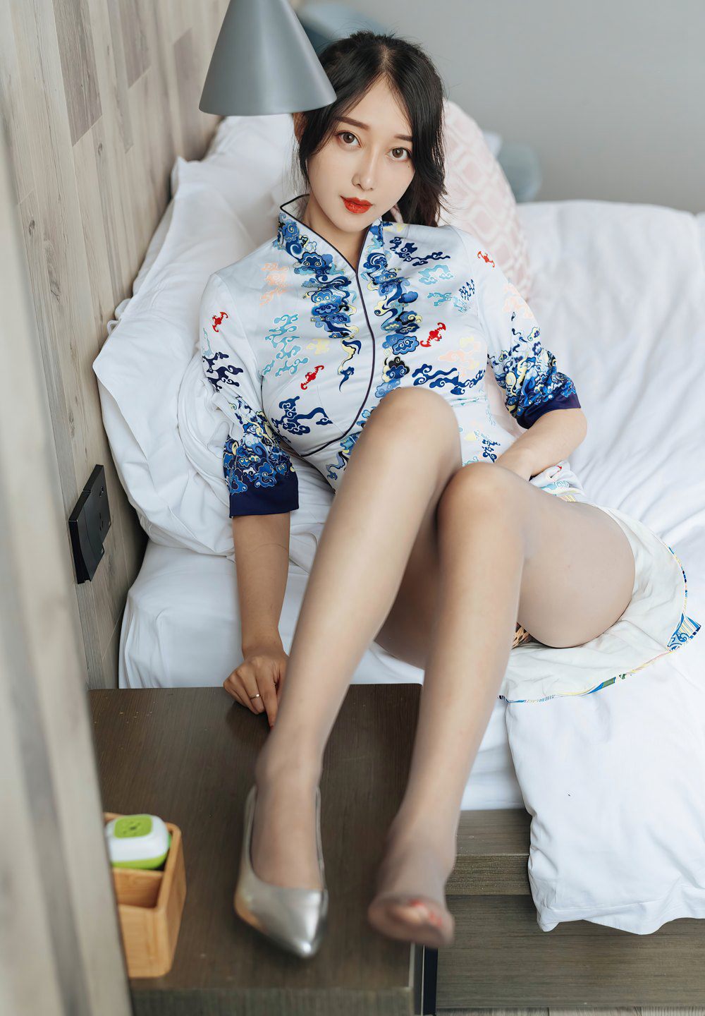 예얼 예어 초박형 회색 스타킹 풍만한 큰 아름다운 다리 고화질 옥발 하이힐 침대 위 유혹