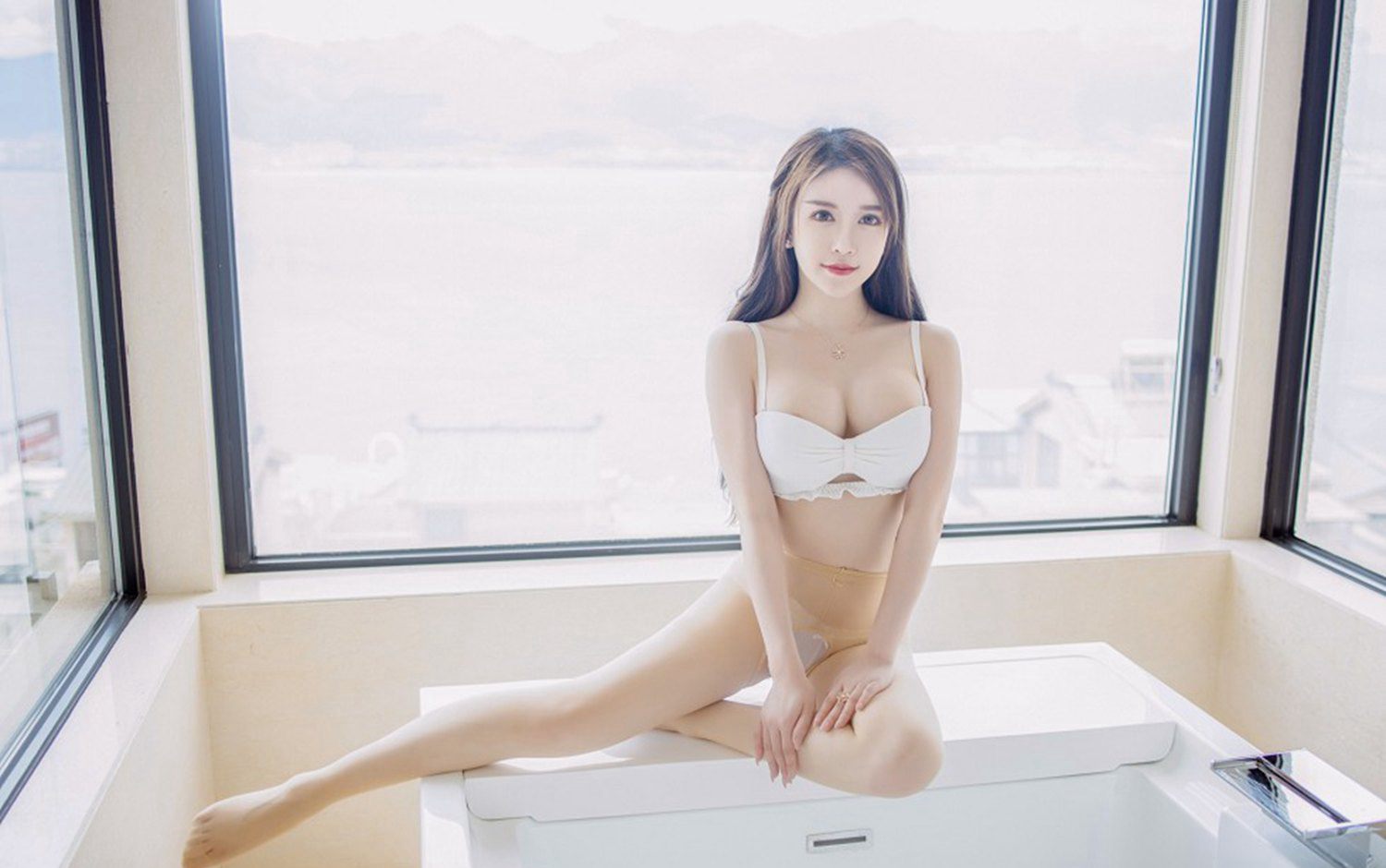 濕身美少婦浴缸白絲嫩白美腿美少婦玉兔米基高清圖