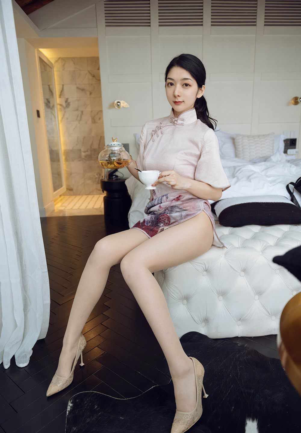 安吉拉小熱巴性感肉絲旗袍豐滿美腿高跟床上性感姿勢