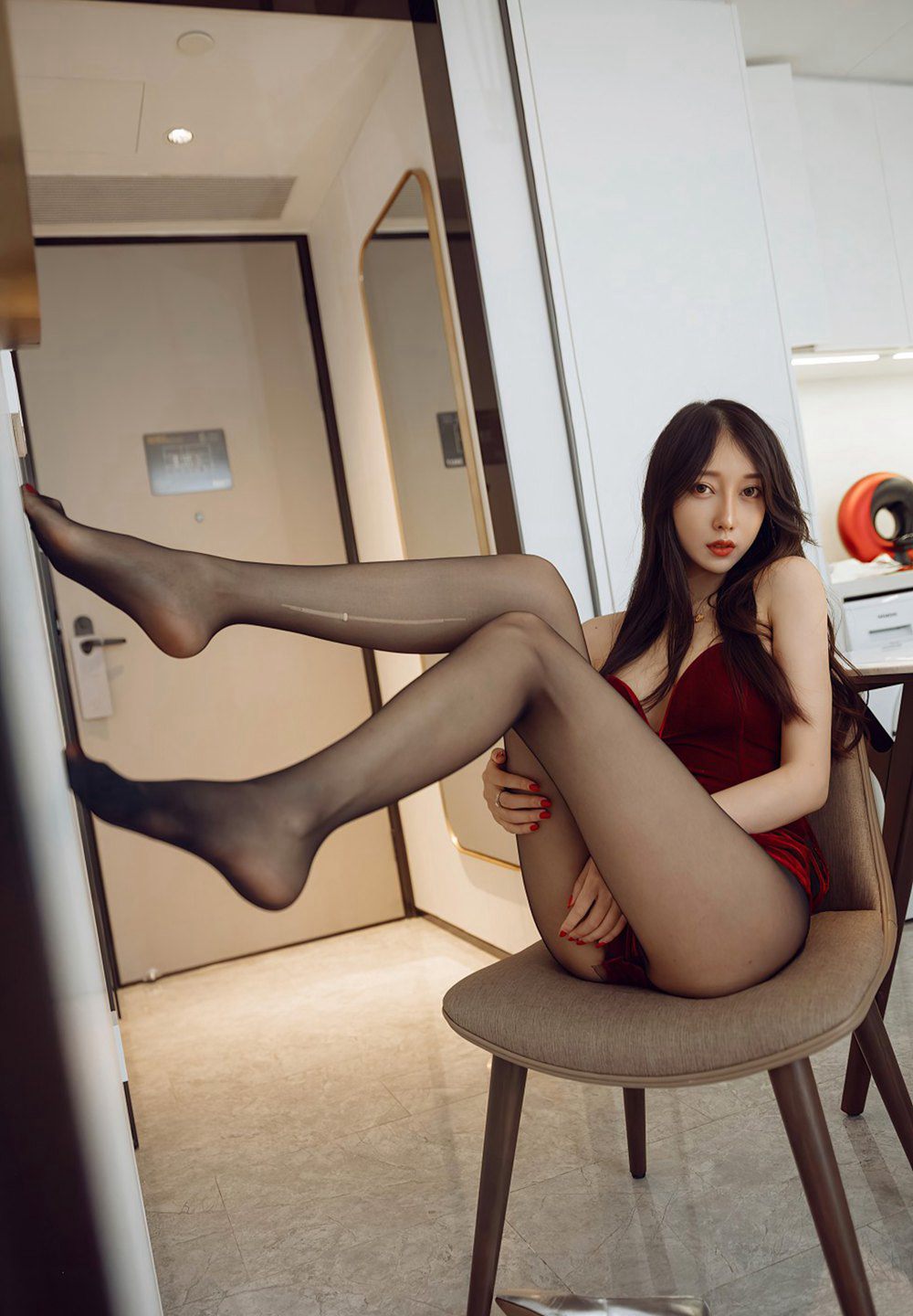 Hình ảnh chất lượng cao: Nguyệt Nhi với tất đen không nội y, chân ngọc gợi cảm, chân dài, tư thế quyến rũ phong tình.