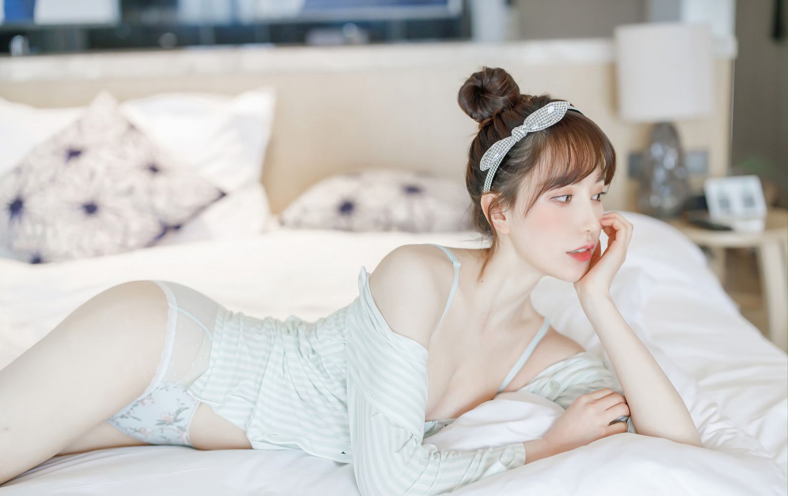 愛蜜社嫩模Lynn劉奕寧極品嫩白身材性感白襪私房床上寫真