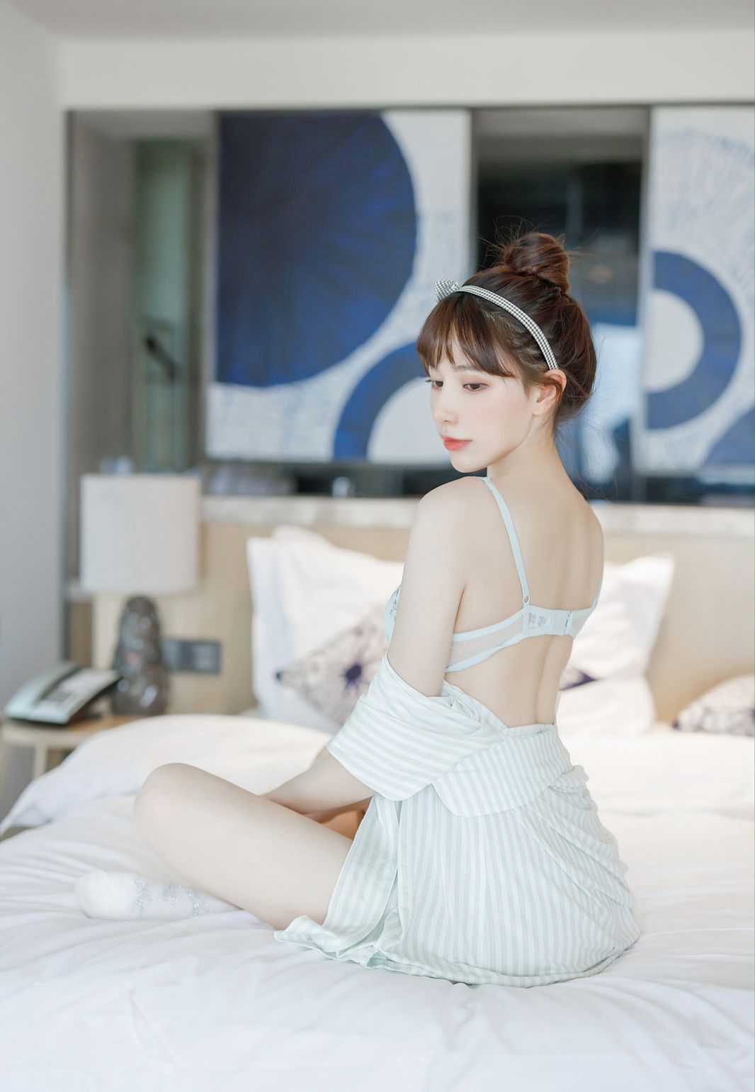 愛蜜社嫩模Lynn劉奕寧極品嫩白身材性感白襪私房床上寫真