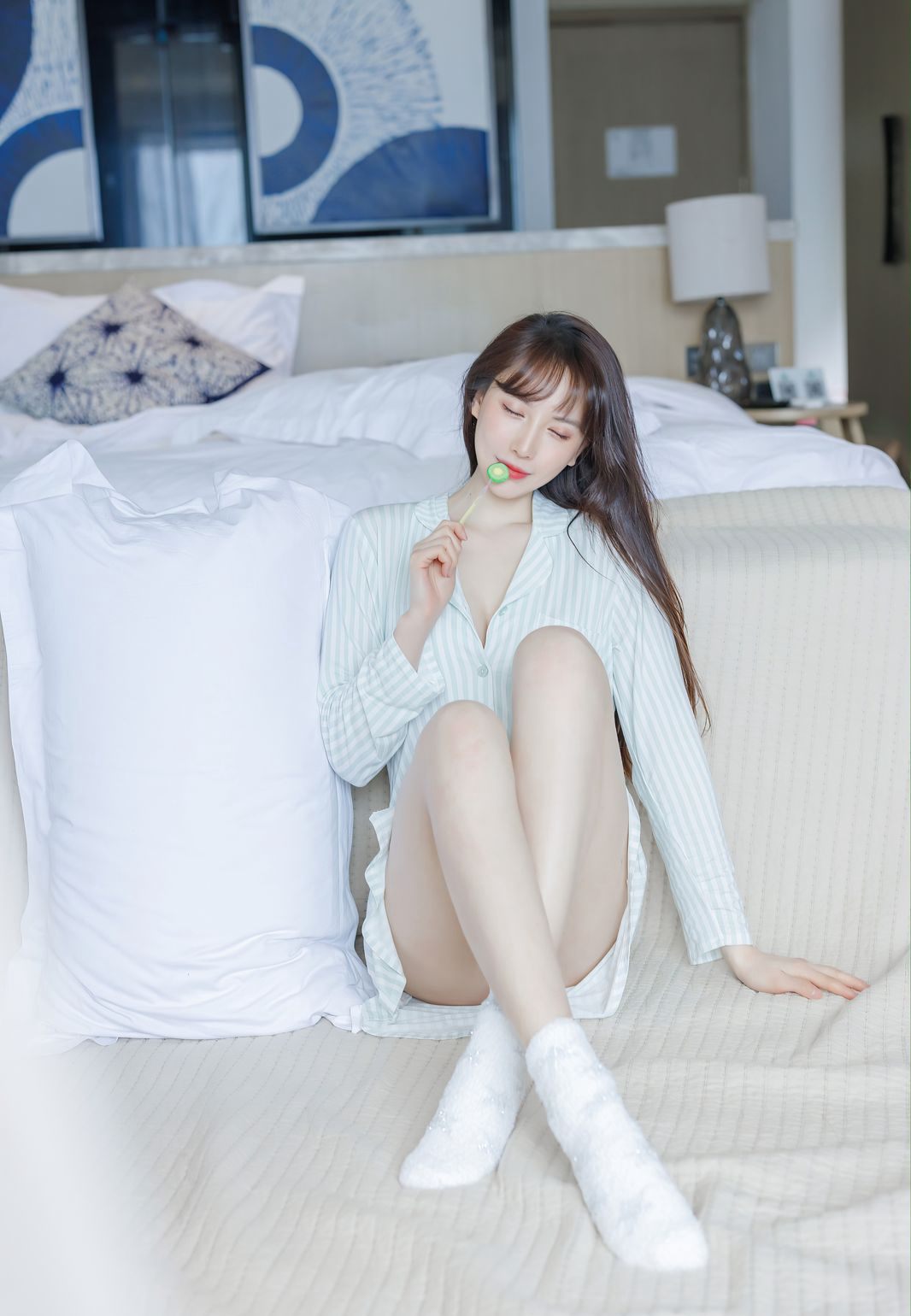 Aimi Xã Mẫu Trẻ Lynn Lưu Y Ninh Với Thân Hình Cực Phẩm Da Trắng, Quần Áo Gợi Cảm Vớ Trắng, Bộ Ảnh Riêng Tư Trên Giường