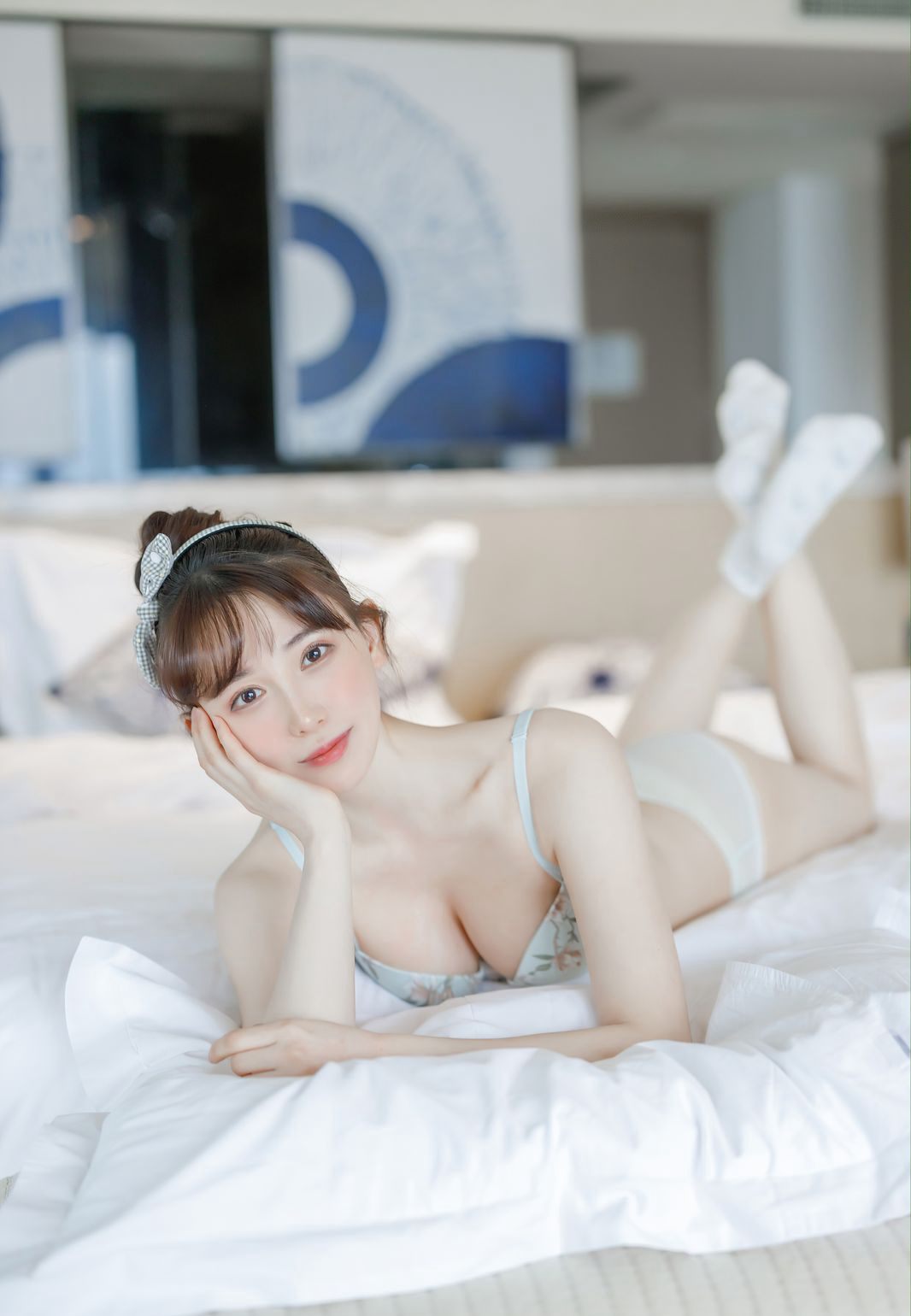 Aimi Xã Mẫu Trẻ Lynn Lưu Y Ninh Với Thân Hình Cực Phẩm Da Trắng, Quần Áo Gợi Cảm Vớ Trắng, Bộ Ảnh Riêng Tư Trên Giường