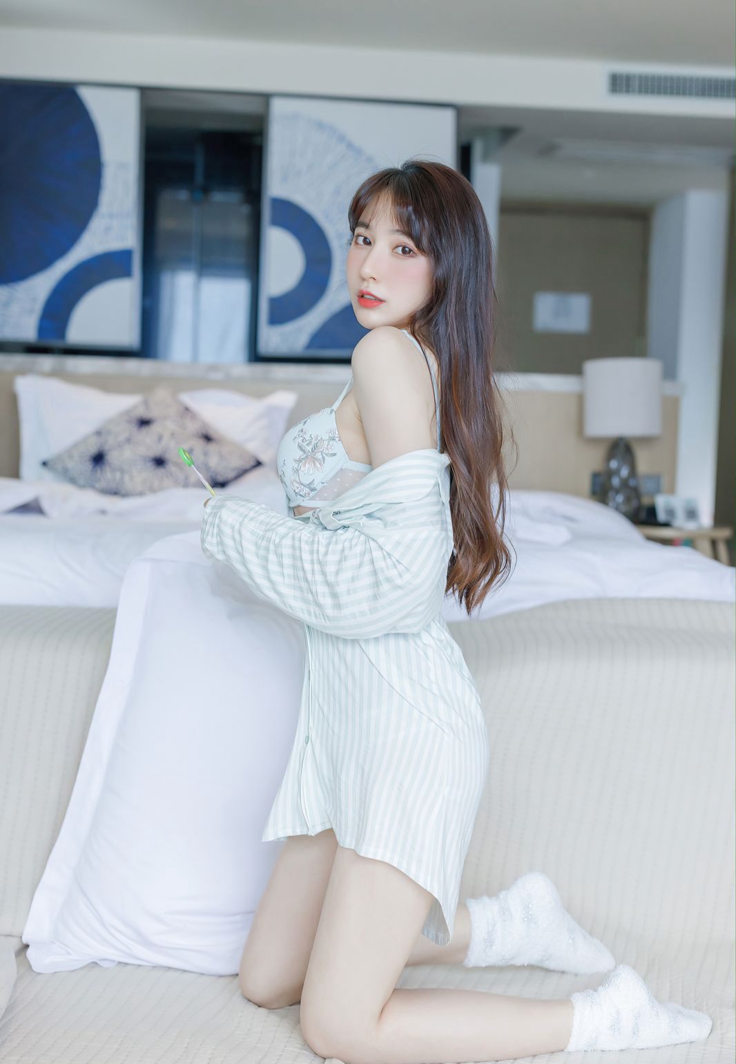 Aimi Xã Mẫu Trẻ Lynn Lưu Y Ninh Với Thân Hình Cực Phẩm Da Trắng, Quần Áo Gợi Cảm Vớ Trắng, Bộ Ảnh Riêng Tư Trên Giường