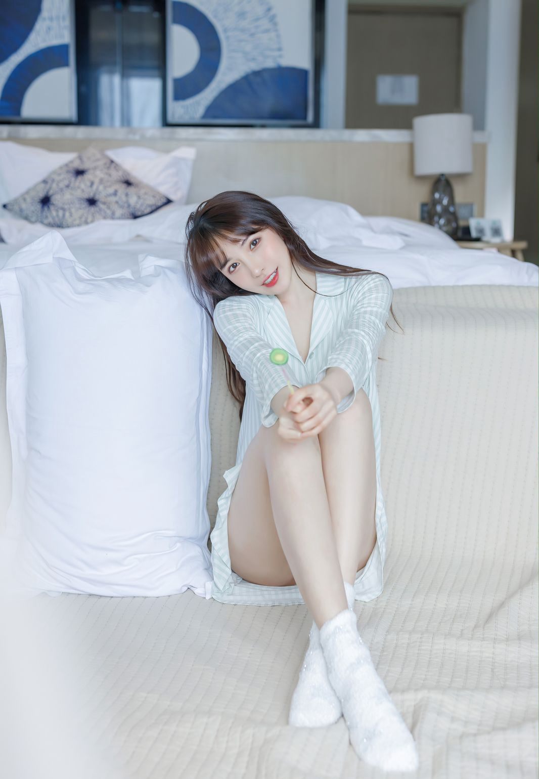 Aimi Xã Mẫu Trẻ Lynn Lưu Y Ninh Với Thân Hình Cực Phẩm Da Trắng, Quần Áo Gợi Cảm Vớ Trắng, Bộ Ảnh Riêng Tư Trên Giường