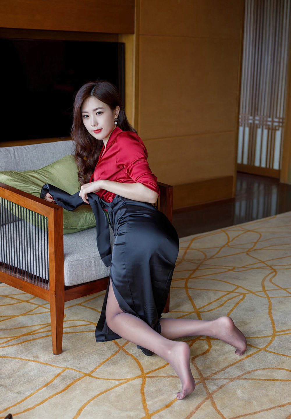 สาวสวยวัยกลางคนก้นใหญ่กลมในชุดยูนิฟอร์มถุงน่องบางสีเทารองเท้าส้นสูงชุดชั้นในลายลูกไม้เซ็กซี่ท่าทางเย้ายวน