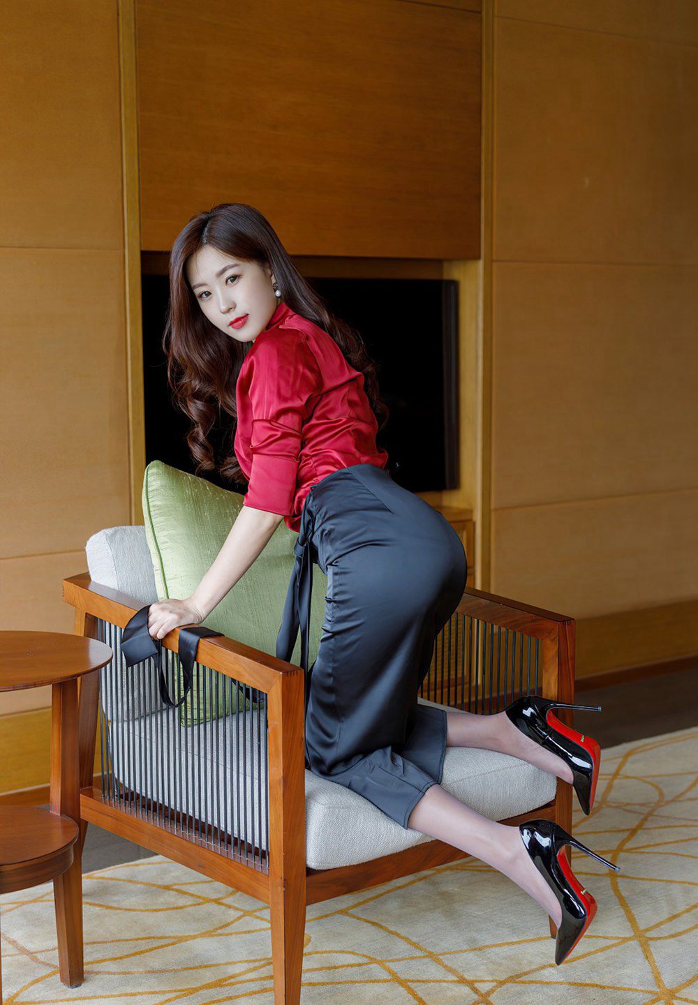สาวสวยวัยกลางคนก้นใหญ่กลมในชุดยูนิฟอร์มถุงน่องบางสีเทารองเท้าส้นสูงชุดชั้นในลายลูกไม้เซ็กซี่ท่าทางเย้ายวน