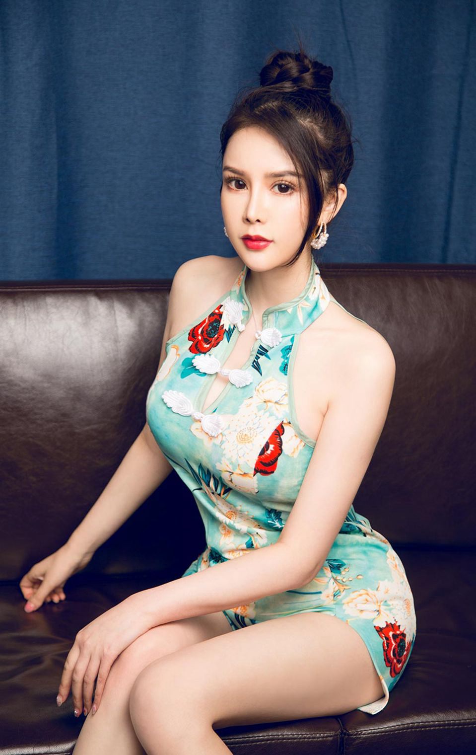 Bộ sưu tập ảnh gợi cảm: Kỳ bào, phụ nữ đẹp trẻ quyến rũ với chân đẹp, mông cong và quần lót dây.