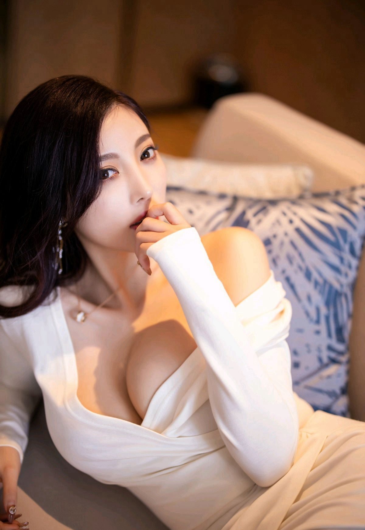 楊晨晨2020高清圖集性感緊身裙肉絲襪翹臀美腿高跟套圖