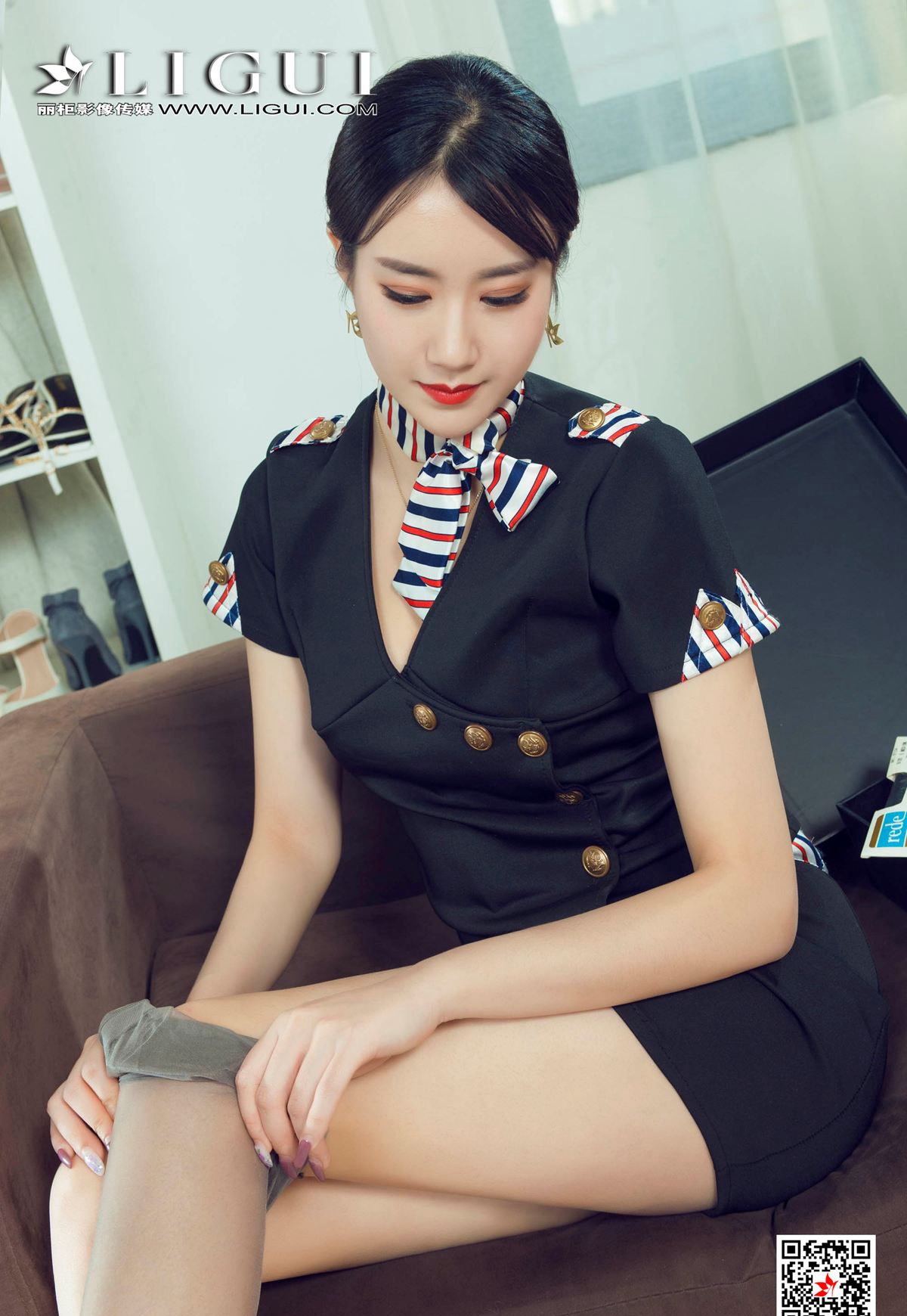 Zi Qing flight attendant uniform, sexy ultra-thin gray silk, high-heeled sandals, removing stockings to reveal tender white jade feet.