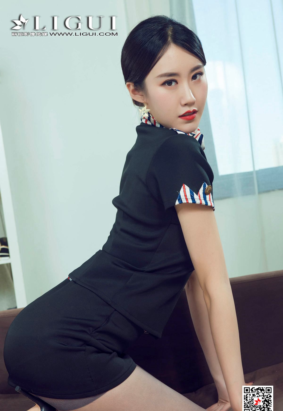 Zi Qing flight attendant uniform, sexy ultra-thin gray silk, high-heeled sandals, removing stockings to reveal tender white jade feet.