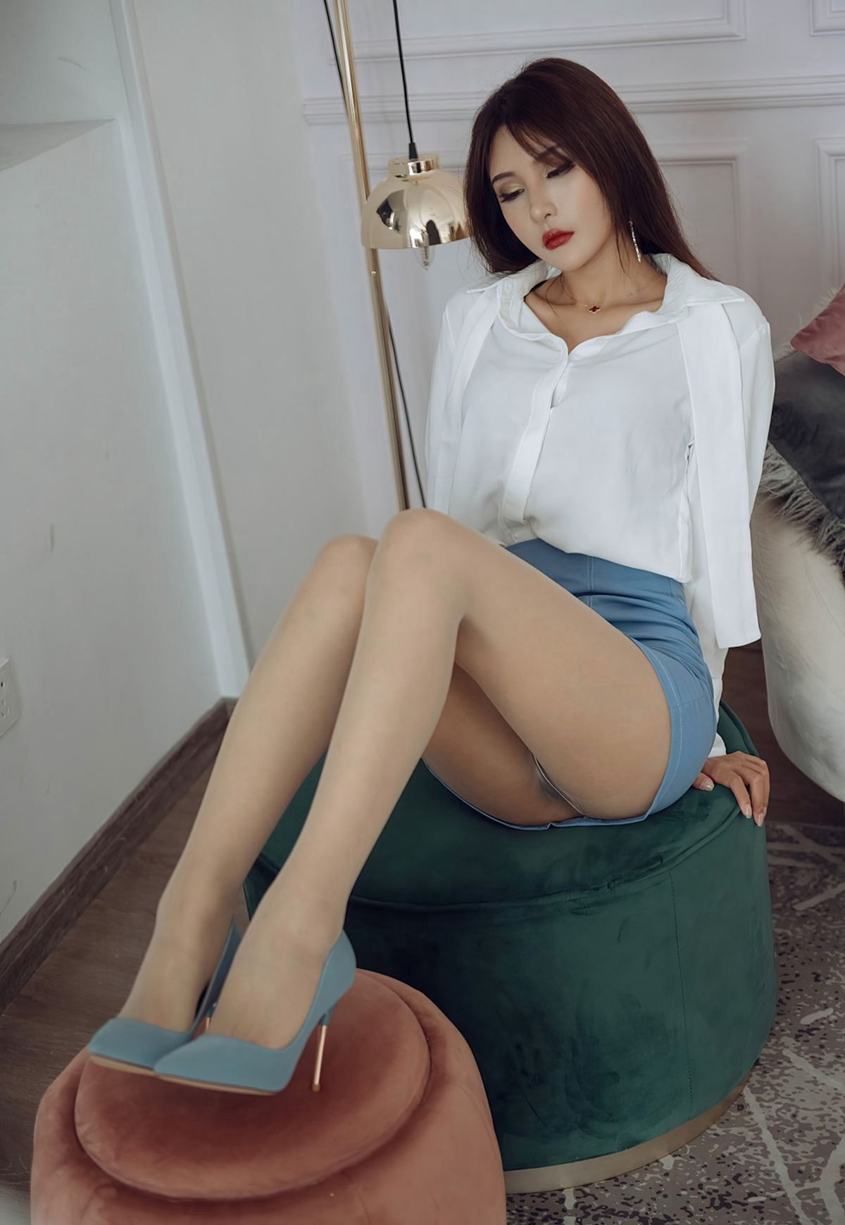 Emily Gu Nainai flesh-colored stockings uniform secretary beautiful legs high heels plump giant breasts beautiful woman