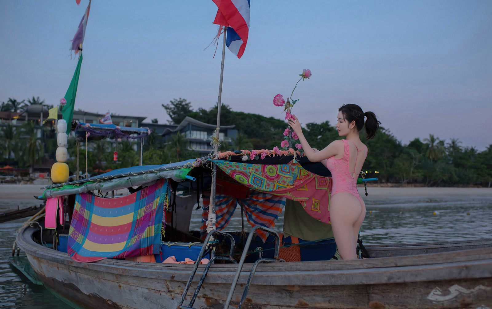 Thẩm Mộng Dao 2020 tập ảnh mới nhất bên bờ biển gợi cảm với quần đinh bikini khiêu gợi, lợi ích cho fan mê mông.