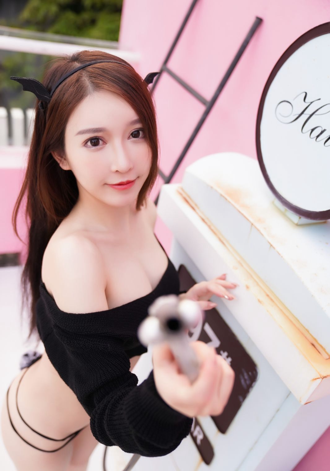 Ảnh Ngọc Thỏ Miki gợi cảm mặc quần lót tam giác da trắng mịn chân dài hoàn hảo