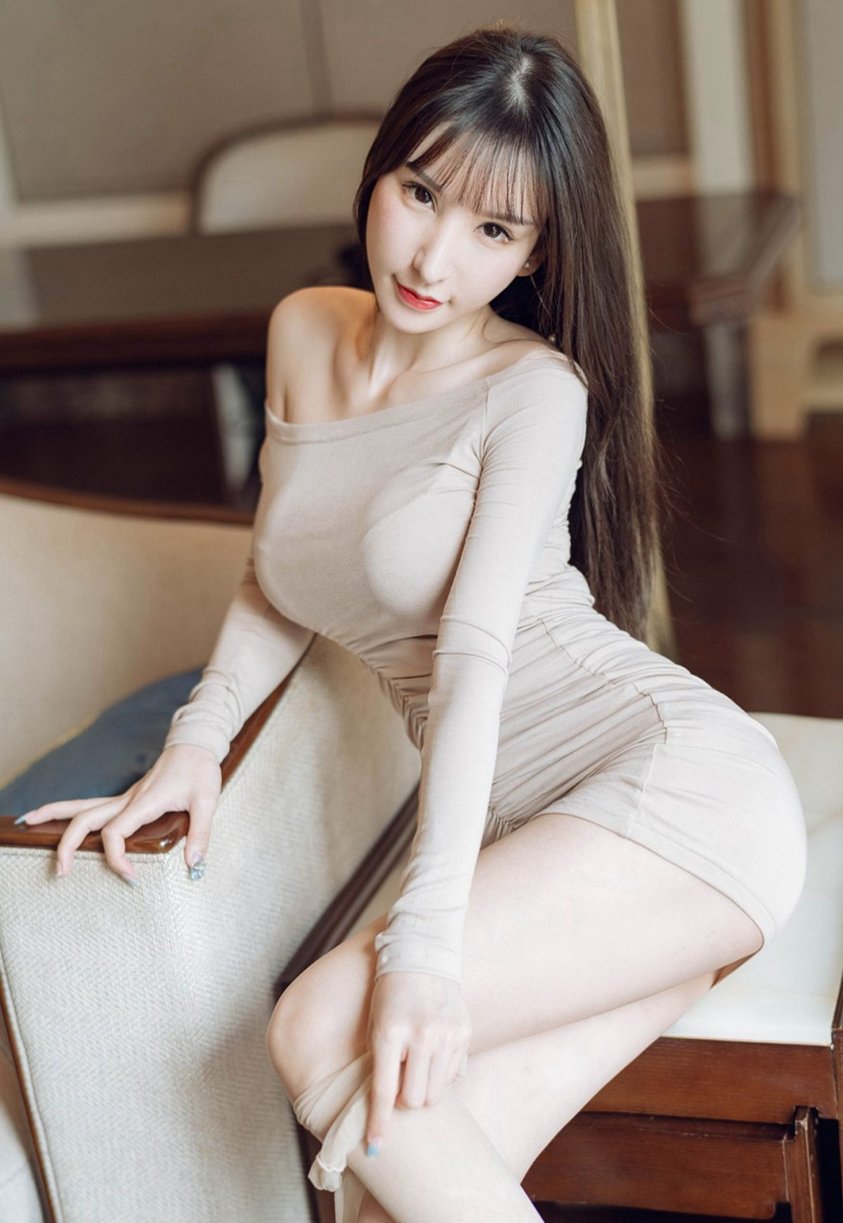 周于希桑迪嫩白美腿肉絲性感大胸凹凸有致
