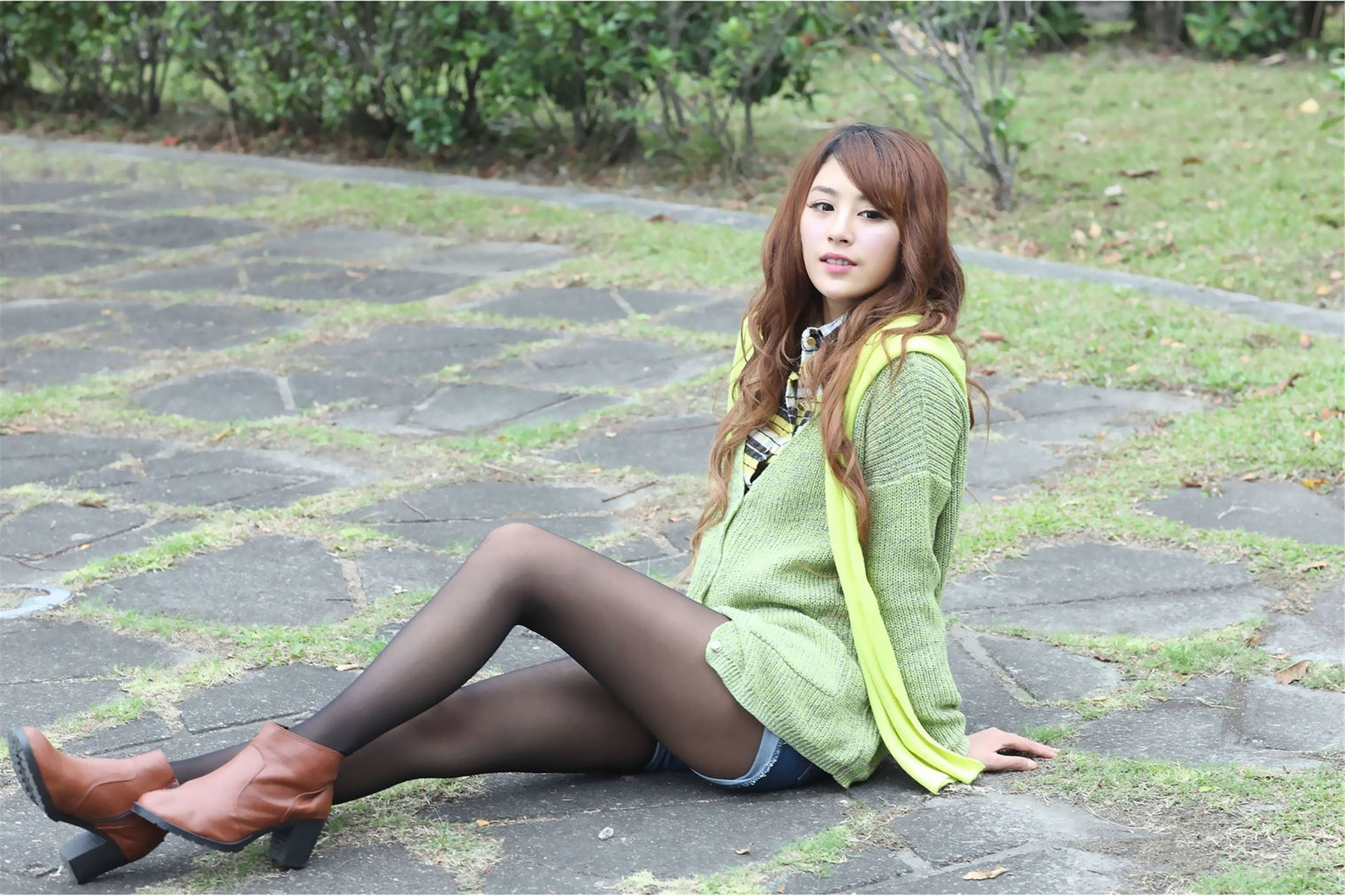 대만 미녀] 하청미소 블랙 스타킹 외부 촬영