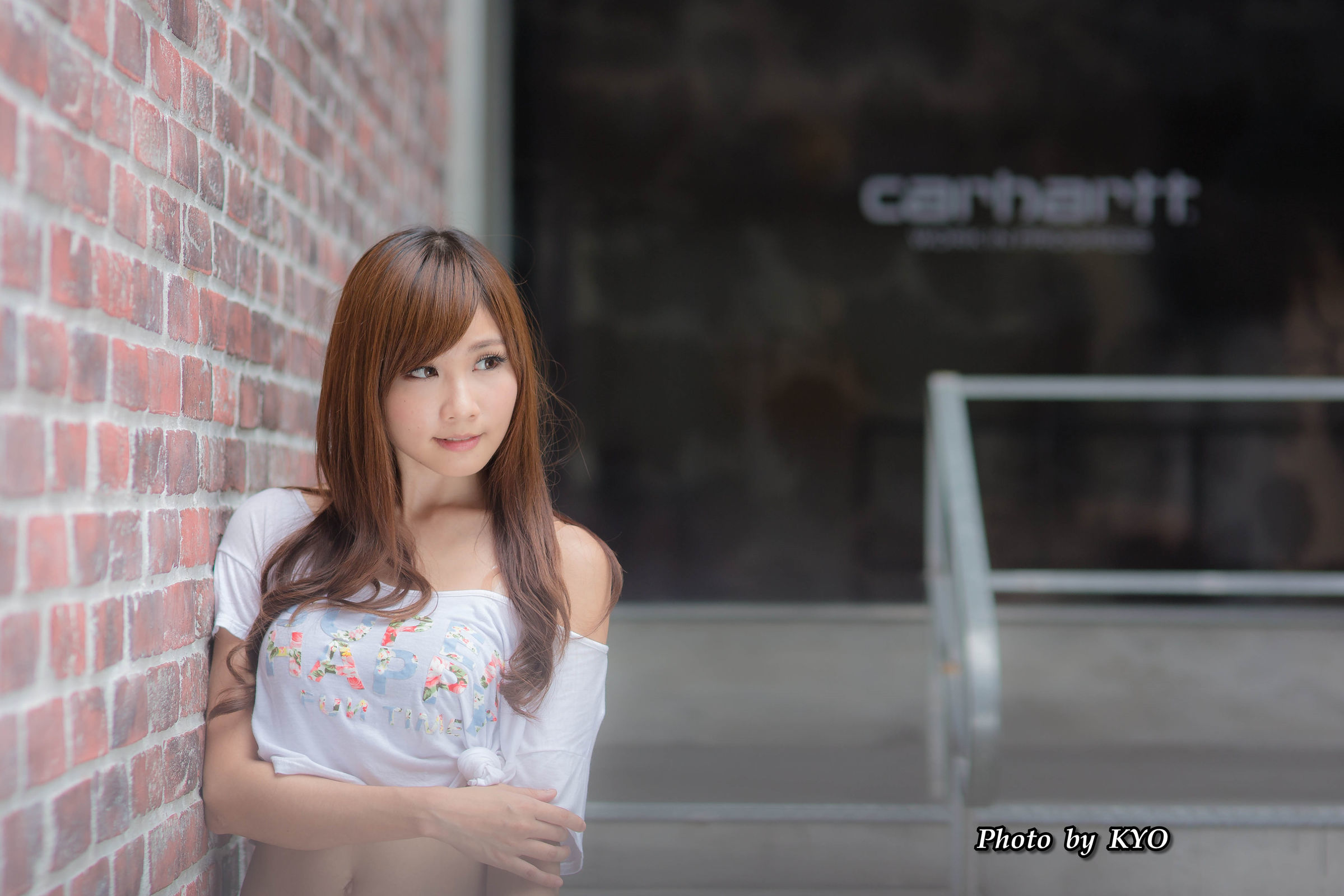 台湾美女] チャン・ヤジュクChu の 忠孝敦化外拍での 咲き - 唇印付きサイン写真