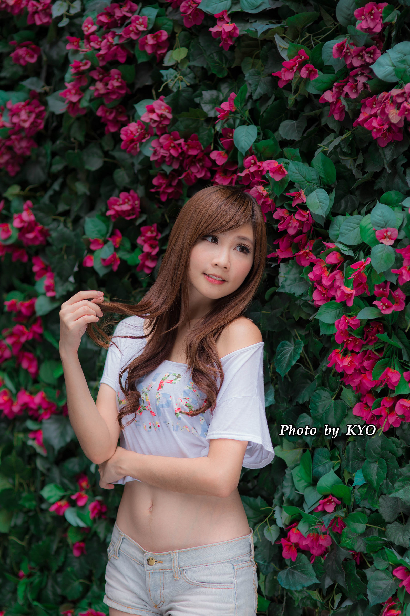 台湾美女] チャン・ヤジュクChu の 忠孝敦化外拍での 咲き - 唇印付きサイン写真