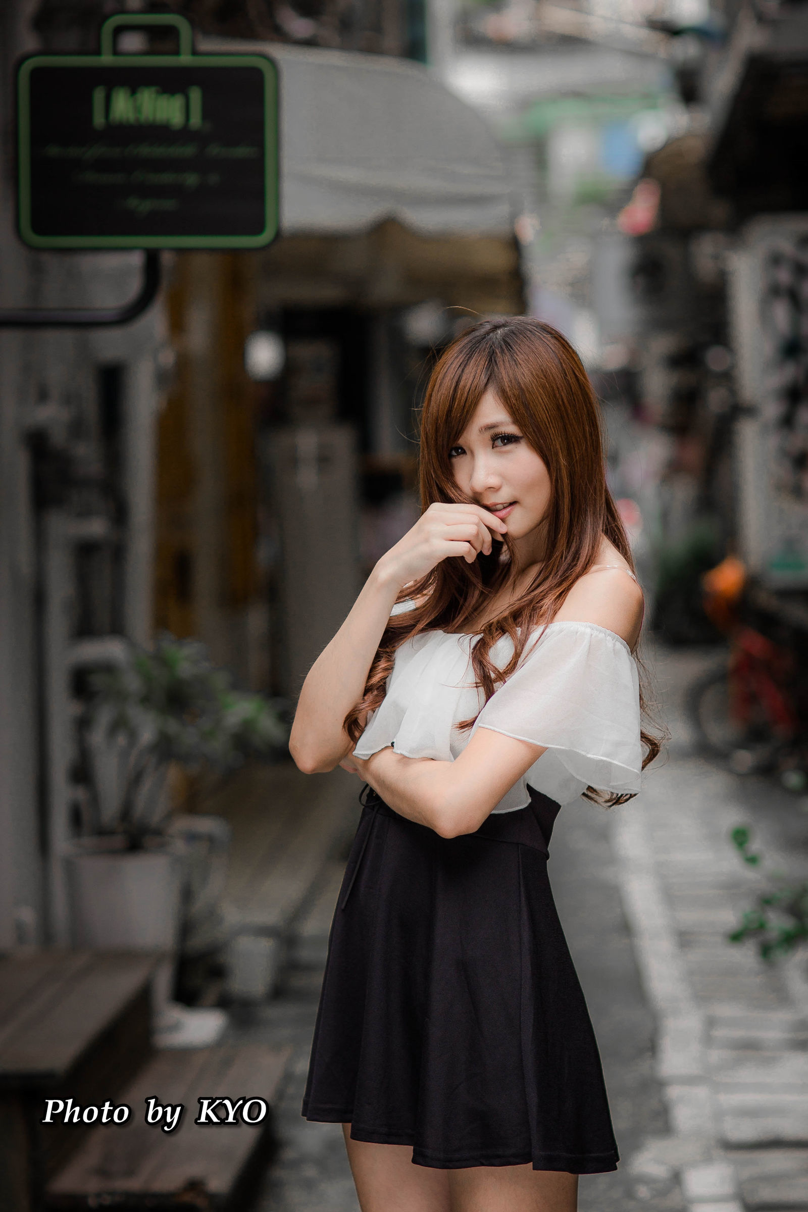 台湾美女] チャン・ヤジュクChu の 忠孝敦化外拍での 咲き - 唇印付きサイン写真
