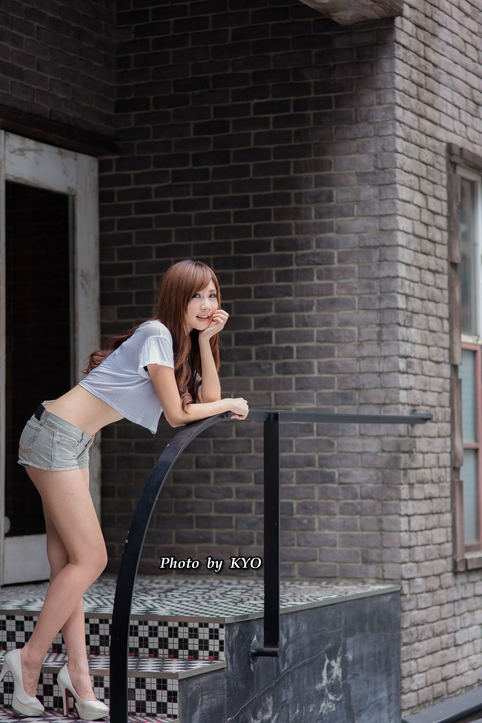 Taiwan Beauty] Zhang Yachuk Chu Blooms in Zhongxiao Dunhua Outdoor Shoot - With Lip Print Autograph Photo