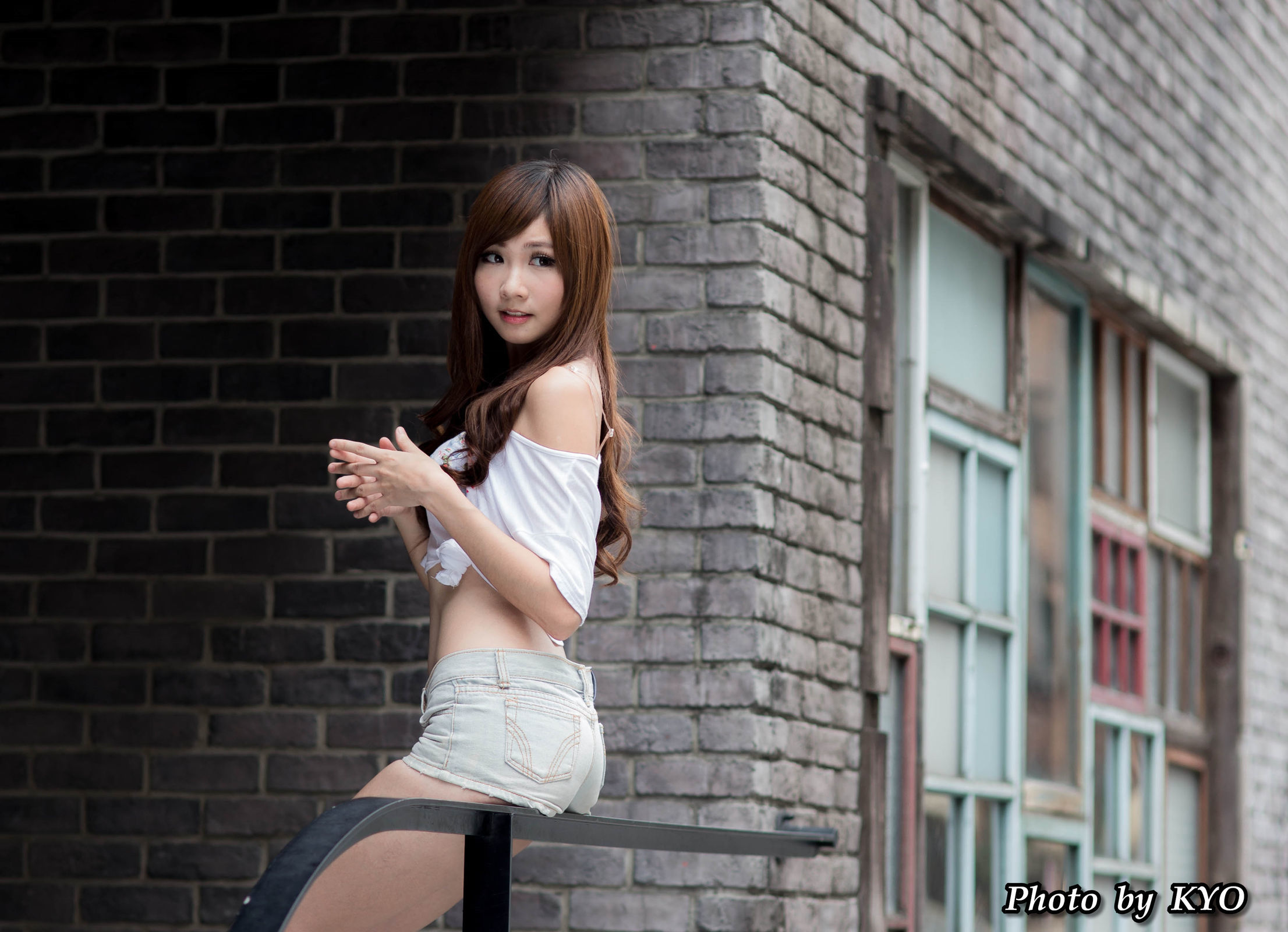 台湾美女] チャン・ヤジュクChu の 忠孝敦化外拍での 咲き - 唇印付きサイン写真