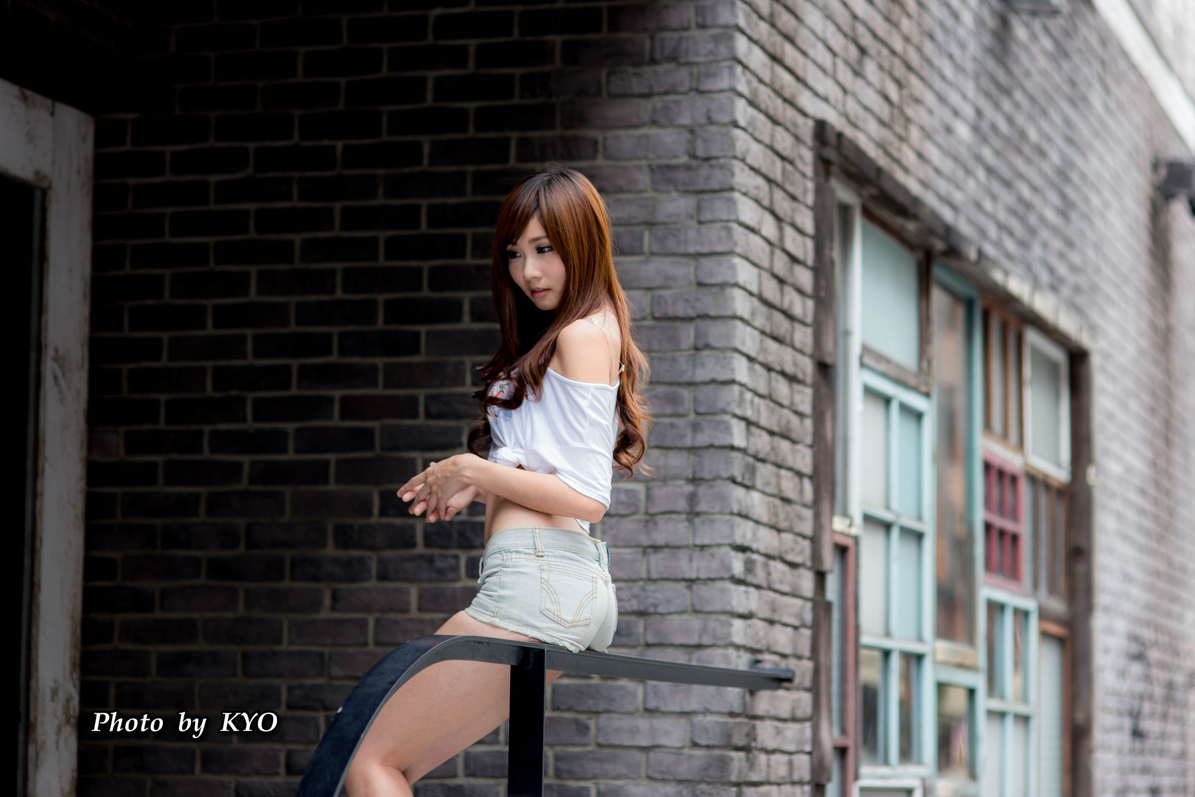 Taiwan Beauty] Zhang Yachuk Chu Blooms in Zhongxiao Dunhua Outdoor Shoot - With Lip Print Autograph Photo