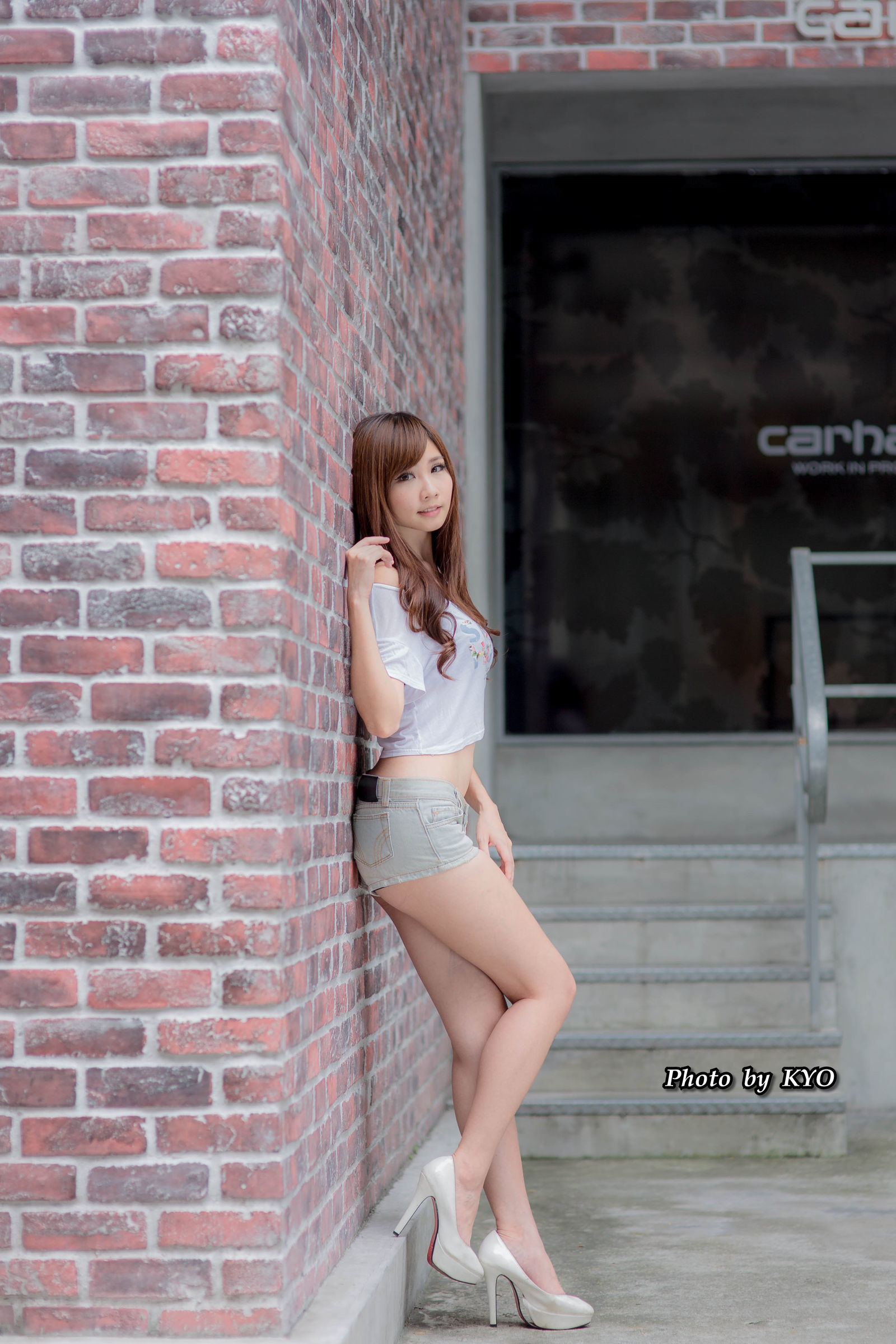 台湾美女] チャン・ヤジュクChu の 忠孝敦化外拍での 咲き - 唇印付きサイン写真
