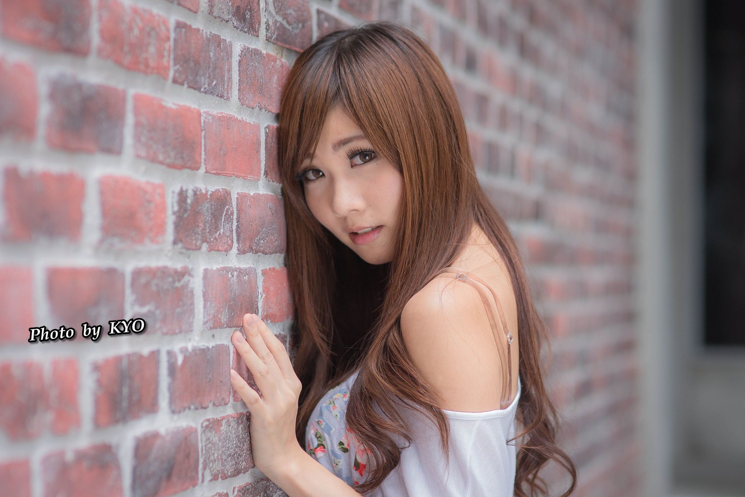 台湾美女] チャン・ヤジュクChu の 忠孝敦化外拍での 咲き - 唇印付きサイン写真