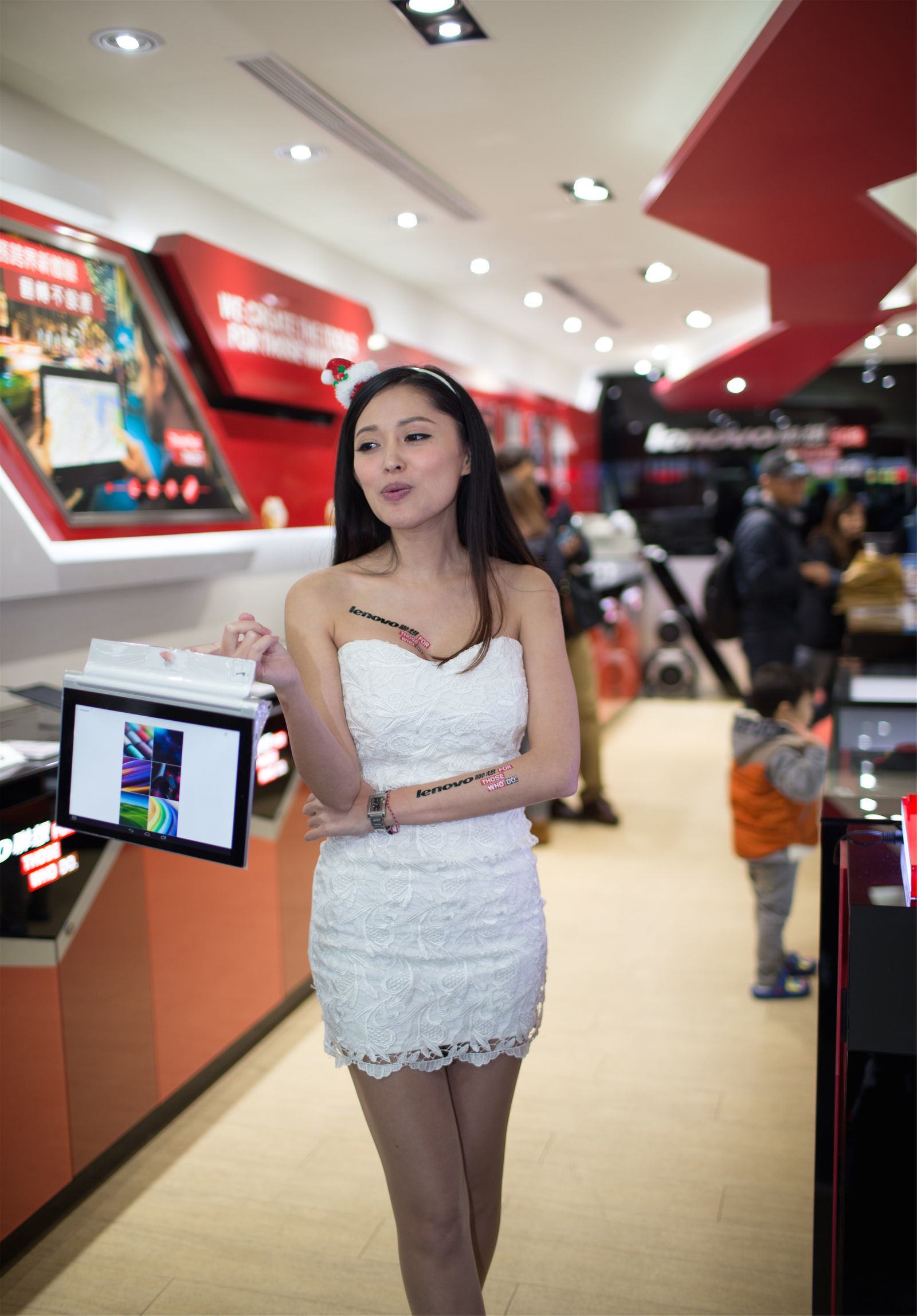 Taiwan Beauty Du Kewei Avy, Taipei City Guanghua Market, Lenovo counter salesperson